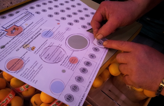 Galleria fotografica






Fabio Baldassarre al mercato Prealpi








Fabio Barbaglini fa la spesa al mercato Morsenchio per l'iniziativa Cuoco sociale








Lo chef Francesco Costanzo con il volontario del Comune di Milano al mercato Fusina





