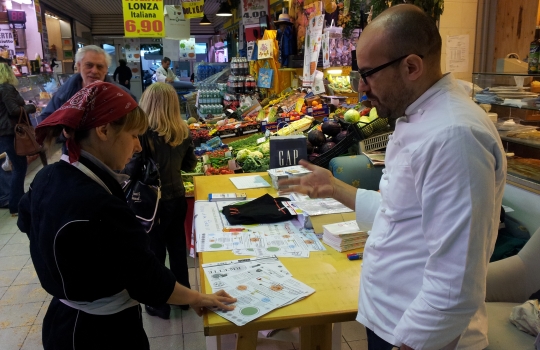 Galleria fotografica






Fabio Baldassarre al mercato Prealpi








Fabio Barbaglini fa la spesa al mercato Morsenchio per l'iniziativa Cuoco sociale








Lo chef Francesco Costanzo con il volontario del Comune di Milano al mercato Fusina








A ogni bollino corrisponde 1 euro: con 2 euro si può ricevere il ricettario con i menu di tutti gli chef, mentre con 5 euro si riceve la borsa con il logo del Comune di Milano contenente anche il numero di maggio de La Cucina Italiana





