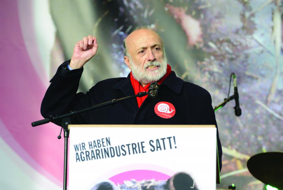 Galleria fotografica






La copertina di Slow Food. Storia di un’utopia possibile, di Carlo Petrini e Gigi Padovani, Giunti-Slow Food Editore, pagg 356, settembre 2017, 18 euro (15,30 euro acquistandolo qui)









Il manifesto Slow-food uscito il 3 novembre 1987 sul Gambero Rosso, con una chiocciola disegnata da Gianni Sassi









Carlin Petrini a Terra Madre









Passo indietro, siamo agli albori di Slow Food: Cantè i'euv nel 1979









Cantè i'euv nel 1979. Si riconosce Petrini, quarto da sinistra









Il primo numero della rivista La Gola, nell'ottobre 1982









La prima guida vini, nel 1988









La tessera Arcigola 1988









La tessera Arcigola 1989









La prima tessera Slow Food, nel 1990









Foto ricordo del congresso di Parigi nel 1989









Il congresso a Venezia nel 1990









Rivista Slow Food, 1993









Petrini con le gemelle Nete e Carlo Rambaldi a Sanremo









Anni Novanta: Giovanni Ravinale, Carlìn Petrini, Azio Citi 









1996: primo Salone del Gusto di Torino









1996: Laboratorio del Gusto al primo Salone di Torino









Una vignetta del 1996









2003: Vandana Shiva, Carlo Petrini e Alice Waters









Petrini nel 2004 tra l'allora presidente della Regione Piemonte, Enzo Ghigo, e l'allora sindaco di Torino Sergio Chiamparino









Il primo Terra Madre nel 2004









Petrini, Vandana Shiva ed Enzo Bianchi a Terra Madre nel 2004









2006: Carlo d'Inghilterra a Pollenzo









Petrini in Kenia nel 2012






