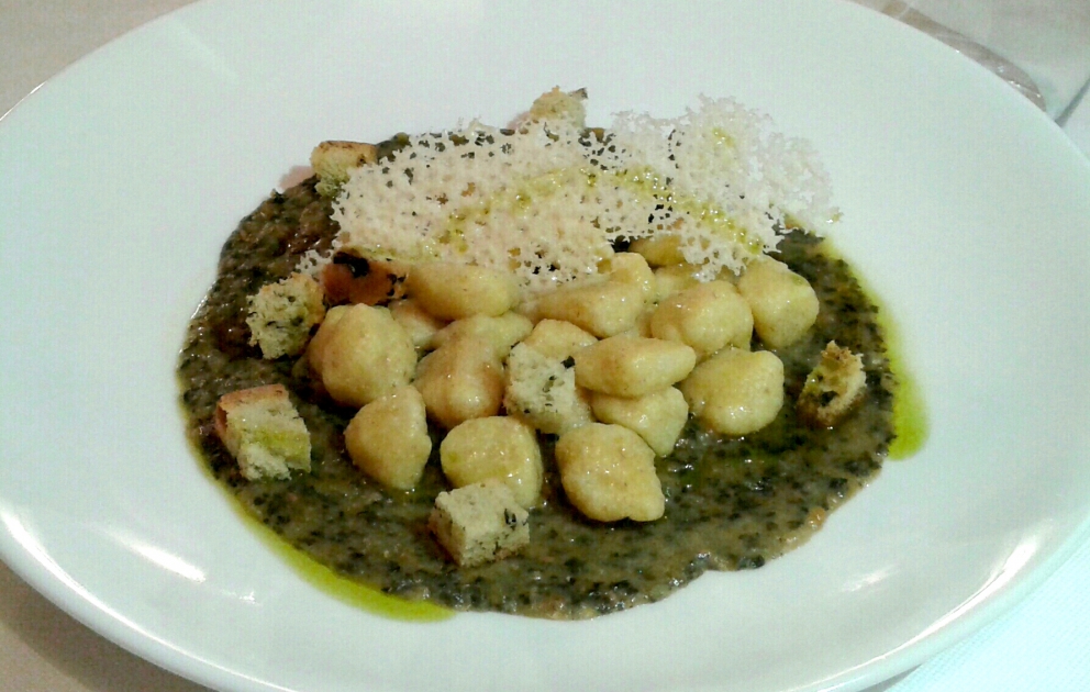 Galleria fotografica






Massimiliano Poggi, Al Cambio, Bologna

Uovo asparagi e parmigiano. Rappresenta la tradizione, non solo bolognese ma italiana. Chiaro che noi, con l'apparato di Altedo, abbiamo una fortuna che non tutte le regioni hanno: l'abbiamo in casa e di qualità assoluta! Riprendo la tradizione e trasformo le consistenze: a essere fritto non è più l'uovo ma la punta degli asparagi; il parmigiano non è più grattato ma viene reso cremoso con aggiunta di brodo di asparagi; aggiungo solo una parte di succo di asparagi crudi perché dà una notevole componente minerale amarognola. Un anticipo di primavera









Alessandro Panichi, Sotto l'Arco, Bologna

Canocchia, radicchio, bottarga e lampone. Dolce, amaro, acido e iodato (foto Bob Noto)









Isa Mazzocchi, La Palta, Borgonovo Valtidone (Piacenza)

Batarò con senape selvatica, pescegatto e pancetta. Una specie di pane schiacciato, con percentuale di polenta, ripieno di salumi piacentini (si serve soprattutto in val tidone). Piacenza in un batarò









Alberto Faccani, Magnolia, Cesenatico (Forlì-Cesena)

Triglia, amaretto, zafferano e limone. La dolcezza e la grassezza della triglia, la nota alcolica del liquore di mandorla, la profondità dello zafferano e l'aspro del limone. Un omaggio all'Italia e al Mediterraneo









Omar Casali, Marè, Cesenatico (Forlì-Cesena)

Bora Nera. Spaghettoni, inchiostro, quinto quarto di seppia, alghe e bergamotto. Materia prima, tecnica e tanto cuore per riportare nel piatto l'affascinante e profondo profumo iodato di una burrascosa giornata sul molo di Cesenatico









Fabrizio Mantovani, Fm con gusto, Faenza (Ravenna)

Patata ratta, lenticchie e caviale. E' una sintesi della mia cucina: una semplice patata con lenticchie, arricchita da un piccolo cucchiaio di caviale. Una crème fraîche allo zafferano e zest di lime. Estetica, istinto e semplicità ragionata









Massimiliano Mascia, San Domenico, Imola (Bologna)

Scampo, goletta e piselli. Amo i colori e i sapori della primavera e mi piace giocare con la contaminazione carne/pesce









Luca Marchini, L'Erba del Re, Modena

Risotto con ostriche, succo di porri, rucola e rabarbaro. E' il frutto della volontà di far coesistere la forza olfattiva del mare, proveniente dalle ostriche adagiate sulla superfice, con la pseudo-dolcezza di un risotto cremoso, la cui cottura viene fatta con un succo di porri grigliati e brasati. Giocano un ruolo di equilibrio la freschezza e asprezza del rabarbaro e il lieve amaro della rucola selvatica









Massimo Bottura, Osteria Francescana, Modena

Sometimes maillard, sometimes partrige... even bollito in civèt sauce. Ovvero, "A volte germano reale, a volte pernice... persino il bollito in salsa civet"









Irina Steccanella e Beppe Palmieri, Panino, Modena

Tortellini SuperPanna. Comprare una grande materia prima per fare un grande tortellino, e restiuire valore e qualità a un piatto della cucina domestica degenerato col tempo









Gianluca Gorini, Le Giare, Montiano (Forlì-Cesena)

Cetriolo, liquore Varnelli e uova di pesce affumicate. Note vegetali che incontrano quelle marine e affumicate per un interpretazione a 360 gradi del cetriolo, dal germoglio al fiore









Riccardo Agostini, Il Piastrino, Pennabilli (Rimini)

Animella d’agnello, latte ed estratto d’alloro. L'idea è quella di proporre un'animella inconsueta, d'agnello, senza nascondere le sue caratteristiche gustative come da tradizione ma esaltandole con il concentrato di latte di pecora per rafforzarne il gust. Vista la componente grassa, ho utilizzato l'alloro per il suo gusto amaro e la sua rinfrescante balsamicità









Terry Giacomello, Inkiostro, Parma

La pasta a modo nostro. Tagliolini tiepidi al bianco d'uovo con crema di parmigiano 36 mesi, rosso d'uovo sbattuto, caviale di tartufo e foglie di timo. E' un albume d'uovo cotto a vapore, steso come la pasta tradizionale, tagliato a mano a tagliolino, contornato da una crema di parmigiano, macchiata con un rosso d'uovo sbattuto e guarnito con foglie di timo e caviale di tartufo









Marco Parizzi, Parizzi, Parma

Consommé di buccia di patate, cipolla bruciata e ostriche con anolini di salmone. Il contrasto tra ingredienti di scarto e ingredienti pregiati, l'apparenza rassicurante di un piatto tipico con gusti completamente stravolti









Carla Aradelli, Riva, Ponte Dell'Olio (Piacenza)

Polpo, radicchio tardivo, crochetta di patate e majonese di rape rosse. Un piatto di semplicità ricercata: polpo e patate (la tradizione) e prodotti di stagione (radicchio tardivo e rapa rossa) creano un gioco di colori, radici e consistenze









Rino Duca, Il Grano di Pepe, Ravarino (Bologna)

Riso alla mandorla, gambero rosso e capperi. In Sicilia storicamente si cucinavano risi e non risotti. Nel mio piatto s'incontrano l'eleganza della mandorla, la sapidità del cappero e la profondità del gambero crudo









Matteo Salbaroli, Osteria L'Acciuga, Ravenna

Polpo arrostito, crema di topinambur e nocciole tostate. L'ho proposto al cenone e ha avuto così successo che lo riproponiamo anche l'inverno. Non solo polipo e patate









Gianni e Fulvia D'Amato, Caffè Arti e Mestieri, Reggiolo (Reggio Emilia)

Il viola della lingua. Lingua salmistrata cotta, spuma di patata viola, cavolo viola in agrodolce, polvere di lamponi disidratati









Gianpaolo Raschi, Guido, Rimini

Pancotto di pesce. Sono le mie origini marinaro-contadine, una lunga tradizione che si fonda sul concetto di recupero. Un tempo della memoria al quale sono profondamente legato e che ripercorro di continuo a bordo della mia Delorean (foto Giorgio Salvatori)









Franco Cimini, Antica Osteria del Mirasole, San Giovanni in Persiceto (Bologna)

Tagliatelle all'antico ragù di cortile. Un'antica ricetta delle campagne bolognesi che prevede l'utilizzo delle parti meno nobili degli animali da cortile (rigaglie), tra le quali creste, durelli, fegatini e ovine embrionali. Si contraddistingue per le diverse consistenze del ragù









Aurora Mazzucchelli, Marconi, Sasso Marconi (Bologna)

Il germano incontra un'acciuga. Il racconto del viaggio della migrazione germano. Lo scontro del mare con la terra e l'incontro del sapido col selvatico









Piergiorgio Parini, Povero Diavolo, Torriana (Parma)

Brasato di narce (anagramma di "carne", anche detto "l'animale che non c'è"). Il piatto rievoca alla vista e al palato l'opulenza e corposità di un brasato pur essendo composto di soli elementi vegetali: la base è un kiwi, glassato con ristretto di verdure, salse fermentate e vino rosso, spolverato con erbe balsamiche (foto Passione Gourmet)






