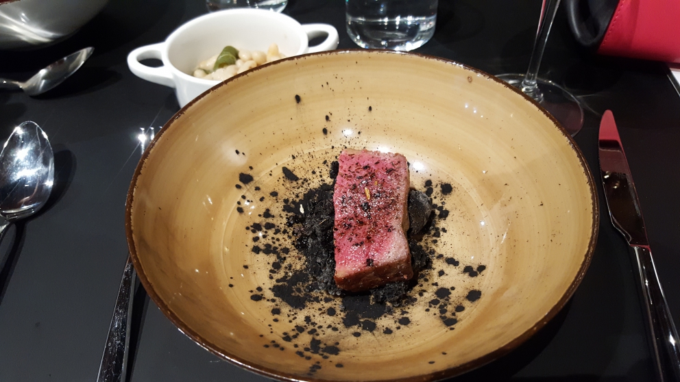 Galleria fotografica






I piatti che abbiamo assaggiato all'Essenziale (foto Stefania Lattuca): nella foto, Iodio (sgombro, jamon iberico yogurt e lenticchie)









Sottobosco: funghi porcini, funghi trombetta e orecchio di giuda, sia cotti che crudi, poi crema di zucca, cavolo nero, cavolo cappuccio e verza disidratati









Seppia al tegamino in zimino









Pappa al pomodoro









Risotto al sugo toscano con radici dal mondo (zenzero, daikon, scorzanera, topinambur) e coperto da una pellicola di barbabietola e pomodoro









Spaghetti comfort: lamponi, burro, acciughe e fegatini di pollo









Faraona con mediterraneo sopra e tropici sotto (passion fruit, banana, olive taggiasche)









Lingua alla pizzaiola






