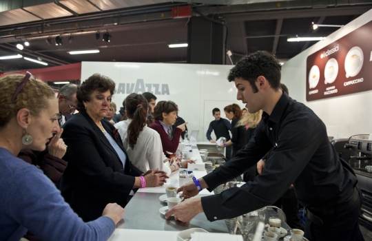 Galleria fotograficaAl centro Davide Oldani del D'O di Cornaredo (Milano) con Oliviero Toscani, fotografo e produttore di vinoGuffanti, storici affinatori di formaggi ad Arona (Novara)Lo spazio espositivo di Acqua Panna e S. Pellegrino. Le illustrazioni sono firmate da Gianluca BiscalchinPastificio dei CampiSelecta, un recinto di bont&agrave; firmate anche da Michele Rotondo, chef della Masseria Petrino di Palagianello (Taranto)Brindisi con Birra Moretti Grand Cru. A destra si riconosce Simone Padoan dei Tigli di San Bonifacio (Verona)