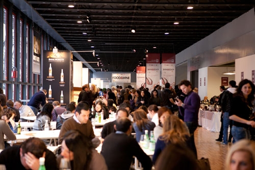 Galleria fotograficaA sinistra, Roberto Ceraudo, vignaiolo calabrese e tra i grandi protagonisti di Milano Food & Wine FestivalClaudio Sadler, cuoco protagonista di MF&WF (foto Ezio Zigliani)Federico Graziani del Luogo di Aimo e Nadia e Luca Gardini, due grandi sommelier (foto Ezio Zigliani)Pietro Zito, cuoco di Antichi Sapori a Montegrosso d'Andria (foto Ezio Zigliani)All'estrema destra, Davide Oldani del D'O di Cornaredo (Milano, foto Ezio Zigliani)Massimo Bottura (foto Ezio Zigliani)foto Ezio Zigliani