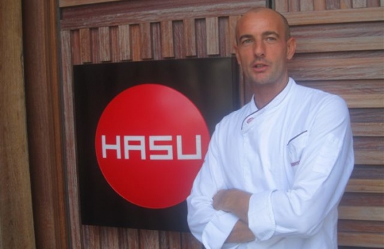 Galleria fotografica






Da sinistra, Federico Zanasi, Luca D’Amora e Moreno Cedroni. Dalle Marche alle Mauritius








A destra, Federico Zanasi con gli altri due chef del Long Beach. Oltre a Sapori e Hasu, diretti dai cuochi italiani, il resort ospita Chopsticks (cucina cinese), Tides (cucina di mare d'impronta francese) e Le Marchè (buffet e colazioni)








Il tunnel sotterraneo del resort. Ai lati, le stanze in cui si prepara la materia prima da spedire ai vari ristoranti di sopra








Pesci oceanici mauriziani. Su tutti dominano gli snapper, red o white, lontani parenti del dentice








I mercati di frutta e verdura mauriziani sono molto ricchi. La pugliese Antonella Ricci e il marito Vinod Sokar, mauriziano, moglie e marito e cuochi del Fornello da Ricci di Ceglie Messapica (Brindisi) consigliano i mercati di Quatre Bornes, Curepipe e Rose Hil. Vi regna il cibo da strada come l'ubiquo dhal puri, pane indiano alle lenticchie, che può essere farcito a piacere








Sapori, insegna di cucina italiana sovrintesa da Cedroni e Zanasi. In carta insalata, pasta, risotti, lasagne e pizza





