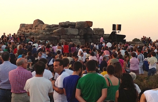 Galleria fotografica






Un'installazione eloquente al primo piano di Casa Puddu. La struttura in cui è inserito il ristorante ospita al primo piano una serie (molto mutevole) di opere d'arte di giovani artisti








La cantina dei vini del S'Apposentu ospita anche un numero notevole di forme di formaggio di varie stagionature (pecorino, soprattutto)








L'orto inserito nel complesso di Casa Puddu. E' il vero regno di Roberto Petza, che troverete molto abbronzato non certo perché se ne va al mare: trascorre ore a curare ortaggi e germogli da lui stesso piantati








Casa Puddu dall'esterno. Il complesso, risalente a inizio Novecento e ristrutturato di recente, offre un bell'esempio di liberty sardo (anzi campidanese, anzi della Marmilla) 








Galline razzolano nell'aia ricavata in un fazzoletto di Casa Puddu. Ve le ritroverete nel piatto in forma di brodo o carne (se non ci pensano prima le volpi del circondario, che vengono spesso a far strage di notte)








Gamberi con liquirizia e insalata estiva, entrée fresca e balsamica in carta al S'Apposentu








Zuppa con uova delle nostre galline, crema di patate, cipolle e tartufo scorzone di Nurallao








Ravioli di melanzane affumicate, tartufo scorzone e pecorino, una sintesi di proporzioni calibrate tra contenuto, contenitore e condimento








Maialino brado cotto nel fumo di mirto con salsa alla malvasia e patate affumicate: disossato, passato in padella, messo nel Roner 8 ore e poi ancora passato in padella. Carne molto tenera








Puistéris della cantina sociale Il Nuraghe, un bell'esempio di Semidano del Campidano Doc








Il viticoltore Pietro Lilliu tra le vigne della sua azienda in Marmilla








Dalle vigne della Cantina Lilliu di Ussaramanna esce anche il Dicciosu, un convincente Cannonau








I protagonisti nella "Cena del bosco", concertata in apertura del festival di Siddi Appetitosamente. Da sinistra si riconoscono 3 dei 4 autori (il quarto è lo stesso Petza): Emanuele Serra del Liit di Bangkok (Tailandia), Angelina Anyango Opondo del St. Kizito di Nairobi (Kenia) e Stefano Deidda del Corsaro di Cagliari. Un successone per 130 fortunati commensali








L'insalatina di capocollo di maiale piccante di Emanuele Serra, piatto d'apertura della Cena nel Bosco








Angelina Anyango Opondo. Alle sue spalle si ricnoscono Stefano Deidda e Domenico Sanna








La Fegua cun callu 'e crabittu e cambara crua: Fregua con caglio di capra e crudo di gamberi, un trionfo di latticità firmato Stefano Deidda. L'importante, come fanno molti, è non chiamarla "fregola"








Lo squadrone del S'Apposentu, prestato per una sera alla "Cena nel bosco" tra i lecci di Sa Fogaia, all'ombra di un antico nuraghe








Roberto Petza del S'Apposentu di Siddi, 44 anni, e Stefano Deidda del Corsaro di Cagliari, 30 anni





