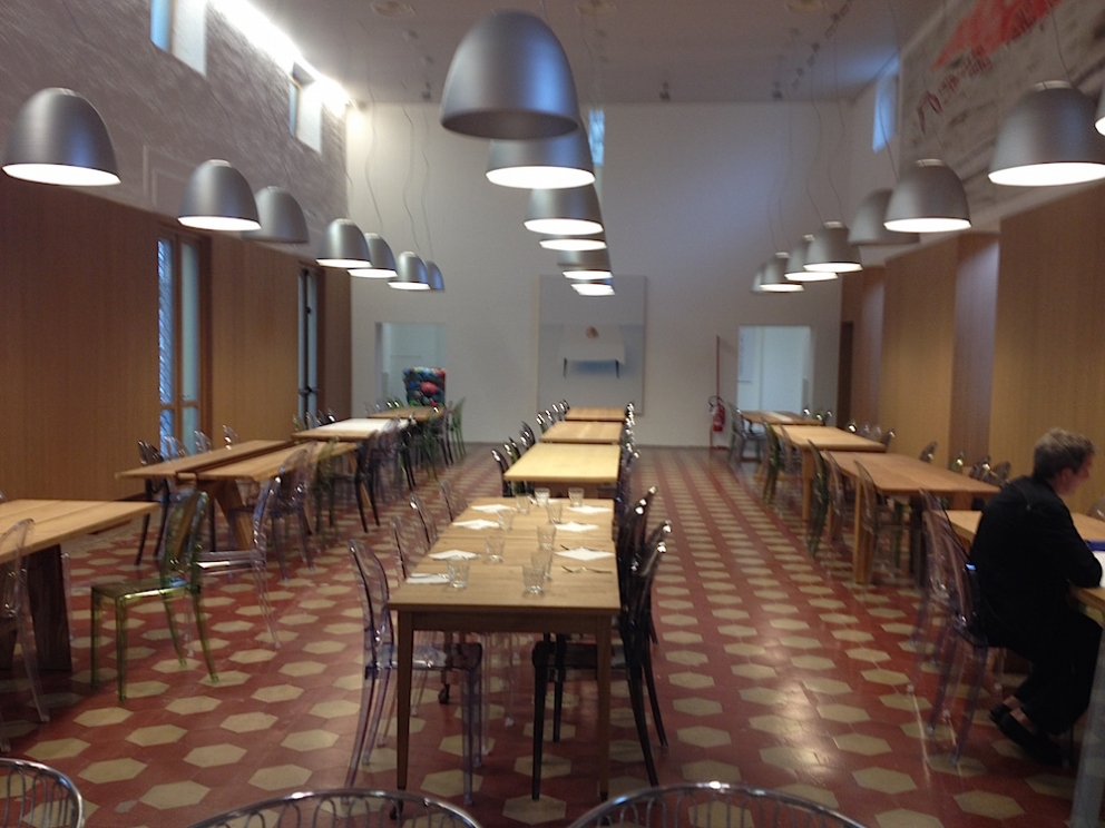 Galleria fotografica






PENSIEROSO. Ore 16.30 Massimo Bottura riflette in piazzale Greco prima del servizio








Il latte? Si utilizza solo quello che scade il giorno stesso








Frutta e verdura dall'Expo: ammaccata ma buona








Imperativo dietro le quinte: differenziare sistematicamente tutti i rifiuti








Men at work








Chili di fragole per il sorbetto finale. Le telecamere sono per un documentario che racconterà questi primi mesi di Refettorio Ambrosiano








Il pane è un dono di Jean Marc Vezzoli. Affetta Zanatta








Mise en place francescana








In cucina: l'australiano Beau Clugston (Noma) e la canadese Jessica Rosval (Osteria Francescana)













La base del dessert finale: fragole e banana cake













Nel pentolone di Massimo: croste di parmigiano, bucce di patate, foglie di alloro, prosciutto








Cristina Reni, tra i registi del Refettorio








Brodo vegetale ricavato da funghi, lime bruciato e tostato e servito con cipolle, zucca, zucchine ed erbe aromatiche (basilico, alloro, timo)








CUOCHI DI VERTICE. Bottura, numero due al mondo per la 50Best e Redzepi, terzo ma in vetta per quattro edizioni








Perché Redzepi guarda in alto?








Per l’enorme cappa in rame di Kme posizionata nell'ex torre scenica del teatro








Tutto pronto al pass





