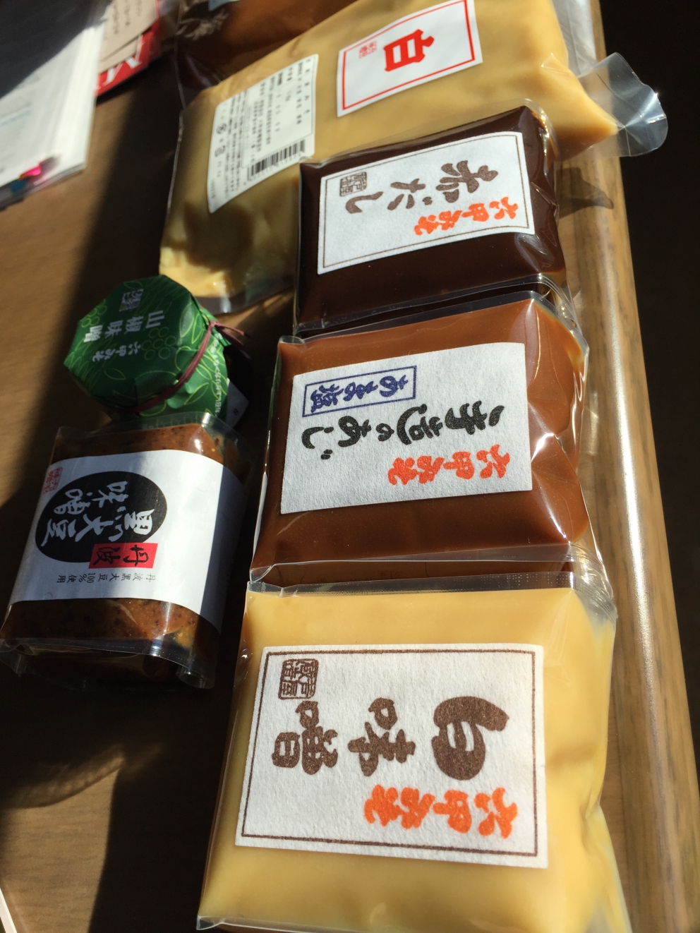 Galleria fotograficaKobe, un milione e mezzo di abitanti, &egrave; la capitale tranquilla della prefettura giapponese di Hyogo, a sua volta inserita nella macro-regione di Kansai, raggiungibile dall&rsquo;aeroporto internazionale di Osaka. Kobe dista da Osaka un&rsquo;oretta di macchina e 23 minuti di Shinkansen, i treni ad alta velocit&agrave; del Giappone. La tratta Kobe-Tokyo, circa 550 chilometri, si percorre in appena 2 ore e mezza
La prefettura di Hyogo - divisa nelle 4 province di Settsu (Kobe), Harima, Tamba e Tajima - unisce due coste: il mare del Giappone e il mare di Seto nel Pacifico a sud. Il suo simbolo &egrave; il castello di Himeji, patrimonio mondiale dell&rsquo;umanit&agrave; Unesco, eretto nel 1601. Tra poche settimane, tutt&rsquo;attorno, cominceranno a fiorire i ciliegi, uno spettacolo molto atteso&nbsp;(foto&nbsp;dronestagr.am)
La fama di Kobe accrebbe nel 1868 quando venne aperto il porto, che oggi dialoga con 500 altri porti di 130 paesi nel mondo. &Egrave; una tappa popolare per le navi da crociera. Kobe &egrave; un centro importante per le industrie pesanti e l&rsquo;acciaio: tra le altre, Kawasaki, Mitsubishi e Toshiba (foto seanews)

&nbsp;
Uno dei poli&nbsp;gastronomici pi&ugrave; vivaci di Kobe &egrave; sotterraneo, nel centro commerciale di Sogo. Decine di isole curatissime, con prodotti gastronomici di ogni genere. In primis, esercizi di patisserie e chocolaterie, una replica perfetta dei modelli francesi
Il pane &egrave; un simbolo importante per la gastronomia di Kobe, per i locali e per gli expat, circa 40mila residenti da tutto il mondo
I macaron, molto popolari nella Kobe bene
Passiamo alle meraviglie della gastronomia giapponese autentica: sempre sotto al centro commerciale Sogo, drappi di tessuto tinti con ideogrammi nascondono gli ingressi di piccole tavole a conduzione familiare, come questo teppanyiaki. Quattro tavoli in tutto, ognuno con piastra, per arroventarsi qualsiasi cosa. Nel nostro caso, soba meshi (noodle fritti con carne) e okonomiyaki, sorta di frittata. Vietato indossare maglioni pregiati
Nel centro di Kobe spunta anche una vivace Chinatown. Sono forti i legami commerciali tra la citt&agrave; giapponese e l&rsquo;isola cinese (con ambizioni irredentiste) di Taiwan
Le relazioni tra Kobe e Taiwan si sono rafforzate anche per un tragico destino comune: le calamit&agrave; naturali. Il terremoto di Kobe del 17 gennaio 1995 provoc&ograve; 6.400 vittime e 40mila feriti, danneggiando oltre 240mila palazzi. Nella foto, la prima sede del ristorante di cucina tradizionale Matsunoya dopo il sisma
Il ristorante Matsunoya &egrave; rinato in una nuova sede. Gli abbiamo dedicato un post
La chiusura del menu kaiseki del Matsunoya: t&egrave; matcha frullato per qualche secondo con canne di bamb&ugrave;, una preparazione molto popolare
Siamo accolti nel quartier generale della prefettura di Hyogo dal governatore in persona, il signor Toshizo Ido (nella foto, a destra). &laquo;Volevamo ringraziarvi anche per la nostra formidabile&nbsp;esperienza all&rsquo;Expo&raquo;, ci ha detto
I vasi di tulipani nel giardino della residenza del governatore di Hyogo
Dove comprare coltelli da cucina a Kobe? Coltelleria Kireaji-no-le, sulla Moto manchi dori, strada popolare per lo shopping
Con la pluri-premiata macelleria Moriya, passiamo al simbolo per cui la citt&agrave; portuale &egrave; famosa nel mondo: la carne di Kobe. Ottenuta da vitelli purosangue Tajima, vengono cresciuti per due anni negli allevamenti di Hyogo. Sulle sue caratteristiche di marmorizzazione abbiamo parlato diverse volte&nbsp;nei giorni di Expo. La curiosit&agrave; che non sapevamo &egrave; che fino al 1868, l&rsquo;anno in cui fu aperto il porto di Kobe, nessuno in citt&agrave; mangiava carne. Furono gli inglesi a insegnare loro l&rsquo;arte della macelleria. Purtroppo non riusciremo a visitare alcun allevamento. La motivazione ufficiale? &laquo;Dovreste stare qui a Kobe per almeno 80 giorni&raquo;, ci hanno spiegato gli interlocutori di Jetro Kobe, &laquo;solo da allora la vostra composizione batterica non risulter&agrave; pi&ugrave; nociva per i nostri bovini&raquo;
La carne di Kobe &egrave; servita in 37 insegne della citt&agrave; (e 300 in tutto il Giappone). Dove andare? Da Kobe Plaisir, al 2-11-5 della Shimoyamate, quartiere Chuo-ku
La lavagna del menu del ristorante Kobe Plaisir, un inno alla carne pi&ugrave; ambita del mondo
Lo chef del teppanyiaki, la spettacolare griglia di Kobe Plaisir
Sul suo vassoio, due meravigliose entrec&ocirc;te di carne di Kobe. Rosolate ai lati, rosse dentro, si squaglieranno in bocca
Impossibile chiedere una tartare di Kobe: vietate
Sulla griglia il ragazzo abbrustolir&agrave; anche cipolle, funghi, melanzane e rape
