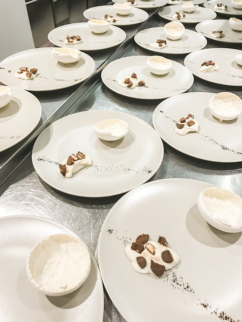 Galleria fotografica






L'ingresso di Eataly Smeraldo a Milano, vestito a festa per il decennale. Il primo Eataly aprì al Lingotto di Torino il 27 gennaio 2007. Milano inaugurò nel marzo 2014









121 i coperti della cena celebrativa milanese, distribuiti al secondo piano









Antonia Klugmann si prepara









Foto di gruppo prima della cena. Si incaricano dell'introduzione della serata, dei cuochi e dei piatti Stefano Murialdo, direttore di Eataly Milano (al centro) e Gabriele Zanatta di Identità Golose (a sinistra)









Bartolini, Tokuyoshi, Berton, Ruggieri e Tassa









Ruggieri, Tassa, Klugmann e Varese














Enrico Bartolini









Klugmann e Tassa














Tutti al posto, si comincia









L'entrée di 4 assaggi di Andrea Berton: Focaccia con burro all’olio e alice marinata, Parmigiana di melanzane, Bon bon di baccalà al nero e Panino al vapore con barbabietola









Patata soffice uovo e uova di Enrico Bartolini









Broccolo, bergamotto e midollo di Antonia Klugmann









"Risotto" alla parmigiana di sedano rapa con furikake invernale e sakè caldo di Yoji Tokuyoshi









La prima parte della pietanza preparata da Ruggieri: Pelle croccante d'anatra, foie gras amaro e granita iodata









Accanto, in un pompelmo brùlée, zuppa di ricci di mare servita calda (Ruggieri)









"Anarchia" di Salvatore Tassa: germano reale in un tripudio di erbe 






