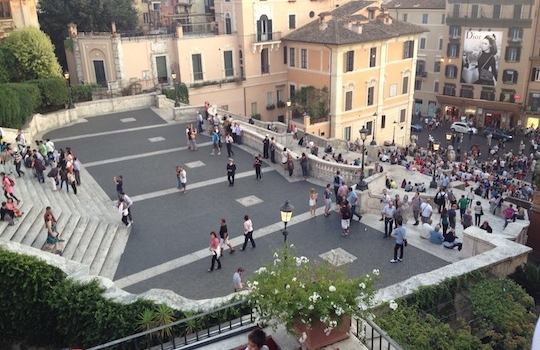 Galleria fotograficaPalloncini rossi in piazza di Spagna: via a Chef sotto le stelle 225 gradi, sole e tanti sorrisiLa terrazza del Palazzetto dell'Hotel Hassler, prologo dell'eventoA sinistra, il colombiano Roy Caceres di Metamorfosi e&nbsp;Massimo D'Innocenti di Casina ValadierA destra, Michele Gioia del Cesar della Posta VecchiaGianfranco Pascucci scherza con Alessandro Circiello e&nbsp;Anna Dente dell'Osteria di San CesarioDino De BellisMozzarella di bufala a go goMassimo Riccioli e consorteFabio Spada e Cristina Bowerman dell'Hostaria GlassPorchetta a volont&agrave;