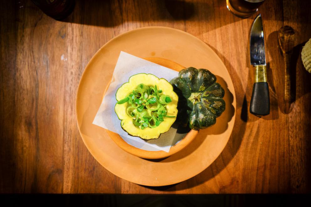 Galleria fotograficaChampagne&nbsp;Louis Roederer&nbsp;2009, Blanc de blancs
Pi&ntilde;uela e tamarindo
Pi&ntilde;uela&nbsp;e tamarindo, da vicino
Vongola regina dal golfo di California
La vongola da vicino
Saluto con pomodori disidratati e chapulines&nbsp;
Brodo freddo di masa con lime e fiori del momento
Mead, birrificio&nbsp;Escollo, stato di&nbsp;Quer&eacute;taro
Cocco giovane e caviale
Vino: Presencia Casual 2014, da uve Semillon,&nbsp;Luis-Antoine Luyt, Cile
Frutta tropicale e Chile de arbol (peperoncino Coda di topo)
Frutta locale
Ceviche di banana e olio di alghe kelp
Alga kelp gigante e michelada di cozze
Taco di spinaci Chaya&nbsp;con ostriche fresche dalla Bahia Falsa (Baja California)
Il taco da vicino
Amber ale del&nbsp;birrificio Cebia,&nbsp;Merida
