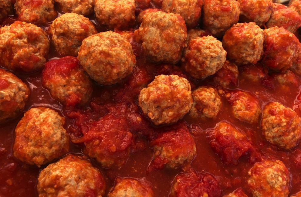 Galleria fotografica






La cena prologo di Pig Calabria è stata preparata al De Gustibus di Palmi. Nella foto Armando e Maurizio Sciarrone, figlio e padre









Padre e figlio della Macelleria Arturo di Campo Calabro (Reggio Calabria) preparano la caddara tradizionale a Villa Rossi. A sobbolire, le frittole, tutti i tagli del maiale









Luca Abbruzzino, chef del ristorante Abbruzzino di Catanzaro, tra Enzo e Renato Ioppolo della Macelleria Fratelli Ioppolo di San Giorgio Morgete (Reggio Calabria), telefono +39.0966.935101









Il motto è noto: del maiale non si butta via nulla









Luciano Monosilio (Pipero, Roma) prepara il su Bao ai piedini di maiale con salsa thai









E intanto fuori la caddara sobbolle









Sulla postazione di Angelo Sabatelli (Angelo Sabatelli, Putignano, Bari), girelle di topinambur e una montagna di ‘nduja









Ruggiero mette a punto la Cotenna soffiata









Costina di maiale glassata col liquido di cottura della frittola, aglio fermentato, puntarelle di Antonio Biafora (Biafora, San Giovanni in Fiore, Cosenza)









Costina glassata e crumble di pane alla camomilla di Gennaro Di Pace, Osteria di Porta del Vaglio a Saracena (Cosenza)









Taco di castagna, maiale, mela verde e maionese di ostriche di Luca Abbruzzino









Cotenna soffiata con mentuccia, provolone, sardella alla ‘nduja, limone e arancia di Mauricio Zillo (A Mere, Parigi)









Pancia di maiale fondente, spuma di patate, amaro del capo, finocchietto, capperi e meringa alle olive di Giacomo Sacchetto, sous chef di Casa Perbellini a Verona









Diego Rossi, diviso tra il green egg all’aperto e l’impiatto nella postazione interna…









… per preparare la sua Verza bruciata con orecchie di maiale, lenticchie fritte, peperone crusco e bergamotto, da chiudere alla maniera di un sandwich









Il giacimento di carne di maiale nel giardino di Villa Rossi









Birre firmate dal birrificio Gli Sbronzi di Reggio Calabria. Si spillavano Ipa e Saison al bergamotto









Fegato di maiale, delizioso






