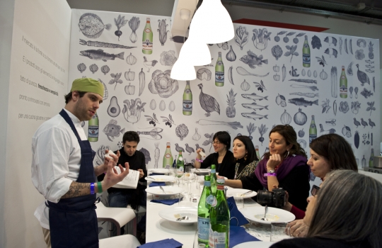 Galleria fotograficaAl centro Davide Oldani del D'O di Cornaredo (Milano) con Oliviero Toscani, fotografo e produttore di vinoGuffanti, storici affinatori di formaggi ad Arona (Novara)Lo spazio espositivo di Acqua Panna e S. Pellegrino. Le illustrazioni sono firmate da Gianluca BiscalchinPastificio dei CampiSelecta, un recinto di bont&agrave; firmate anche da Michele Rotondo, chef della Masseria Petrino di Palagianello (Taranto)Brindisi con Birra Moretti Grand Cru. A destra si riconosce Simone Padoan dei Tigli di San Bonifacio (Verona)