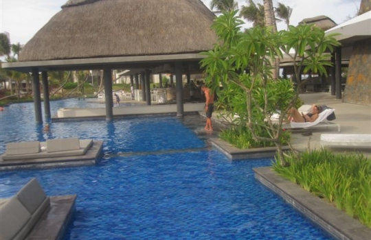 Galleria fotografica






Da sinistra, Federico Zanasi, Luca D’Amora e Moreno Cedroni. Dalle Marche alle Mauritius








A destra, Federico Zanasi con gli altri due chef del Long Beach. Oltre a Sapori e Hasu, diretti dai cuochi italiani, il resort ospita Chopsticks (cucina cinese), Tides (cucina di mare d'impronta francese) e Le Marchè (buffet e colazioni)








Il tunnel sotterraneo del resort. Ai lati, le stanze in cui si prepara la materia prima da spedire ai vari ristoranti di sopra








Pesci oceanici mauriziani. Su tutti dominano gli snapper, red o white, lontani parenti del dentice








I mercati di frutta e verdura mauriziani sono molto ricchi. La pugliese Antonella Ricci e il marito Vinod Sokar, mauriziano, moglie e marito e cuochi del Fornello da Ricci di Ceglie Messapica (Brindisi) consigliano i mercati di Quatre Bornes, Curepipe e Rose Hil. Vi regna il cibo da strada come l'ubiquo dhal puri, pane indiano alle lenticchie, che può essere farcito a piacere








Sapori, insegna di cucina italiana sovrintesa da Cedroni e Zanasi. In carta insalata, pasta, risotti, lasagne e pizza








Federico Zanasi davanti all'ingresso dell'Hasu








Il Carpaccio di cocomero dell'Hasu, il ristorante giapponese del Long Beach, chef Moreno Cedroni. La tecnica di essiccamento del cocomero prende spunto da uno stratagemma di Andoni, cuoco del Mugaritz nei Paesi Baschi (chiediamo venia per la foto pessima)








Ostriche, sorbetto di ostriche e perle di tè Lapsang Souchong. L'isola di Mauritius è piena di questi piccoli molluschi di scoglio, minuscoli ma molto saporiti








Al Long Beach pane e brioches non sono niente male, compito non semplice, considerando la grande umidità. Visto il traffico della clientela, i panificatori sono in perenne movimento








Polipo cotto sottovuoto, salsa verde, gelatina di pane in agrodolce e maionese di acqua di polipo, piatto dell'Hasu








Gelato alle foglie di curry, mousse al cocco, terra di cioccolato e soda di succo di guava di Federico Zanasi. Il piatto potrebbe finire in carta al Clandestino di Portonovo, apertura 30 aprile 2012. Il tema di quest'anno? "Sushi fiaboloso", tutto ispirato alle fiabe








Piadini Rimini, una delle 3 in carta al ristorante italiano Sapori: mozzarella, prosciutto italiano, acciughe e insalata








Una spiaggia riparata del Long Beach: l'isola di Mauritius alterna roccia lavica a sabbia corallina








A riva non vola una cartaccia








Il Long Beach conta su 255 stanze tra suite, appartamenti e villas








La vista oceano da una delle villas del Long Beach





