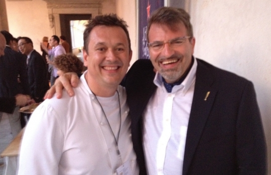 Galleria fotografica






A spasso tra i canali di Venezia. Esclusa l'estemporanea grandinata di domenica 24, la dodicesima edizione della S.Pellegrino Cooking Cup ha regalato un clima memorabile








Globetrotter, signature dish di Lorenzo Cogo alla Cooking Cup 2012








Il signature dish di Martin Volkaerts, belga dell'Air du Temps








Aragosta con vinaigrette d’ostrica e quinoa croccante, piatto che è valso a David Frenkel del Pronto di Tel Aviv, Israele, il People Choice’s Award 2012








Dumpling di lardo e gamberi con asparagi, tartufi di mare e erbe estive, signature dish di Richard Ousby del Quay di Sydney, Young Chef of the Year 2012








Bietola di sgombro con crema d'aglio, piselli e riso saltato, il piatto cucinato in mare dal vincitore Richard Ousby








La pietanza disegnata sabato sera da Jacob Holmstrom del Gastrologik di Stoccolma: un viaggio attorno al salmone che ha convinto tutti i giurati (e che gli è valso il secondo posto finale)








Daniel Berlin, Massimo Bottura, Davide Scabin, la foodblogger Lydia Capasso, Mauro Colagreco e Franco Favaretto valutano i piatti in gara nella hall del Molino Stucky Hilton di Venezia, teatro della prima sera dell'evento








Particolare del piatto del giovane cuoco russo in concorso: Anatoly Kazakov del Bon di Mosca








Domenica mattina, tutti i cuochi al mercato del pesce di Rialto a cercare gli ingredienti del Mystery Basket con cui comporre la ricetta a bordo








Delizie a Rialto








Il plotone di erbe aromatiche acquistate a Rialto da Lorenzo Cogo prende il largo sul watertaxi








Si comincia (cucinando e strambando)








Nuvoloni all'orizzonte








Nuvoloni all'orizzonte bis








Giuria a tavola a bordo del Timoteo, barcone attraccato all'isola di San Giorgio cui arrivano tutti i piatti cucinati dai concorrenti in barca. Si riconoscono Francesca Barberini, presidente del cook panel, Luke Dale Roberts, Davide Scabin e Mauro Colagreco








Massimo Bottura e Daniel Berlin








Lorenzo Cogo rifinisce i dettagli del suo Sgrombro a bordo da recapitare ai giurati








Massimo Bottura guarda il mondo da un oblò del Timoteo








Lorenzo Cogo intervistato da Elvio Gorelli








David Frenkel intervistato da una giornalista connazionale








Relax post-regata








Mauro Colagreco e Davide Scabin








Elvio Gorelli, Massimo Bottura e Jonny Gu








I fratelli Emanuele e Michela Scarello, protagonisti assoluti della cena di gala alla fondazione Cini





