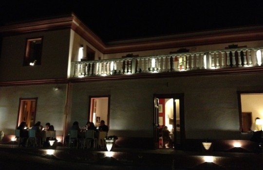 Galleria fotografica






Un'installazione eloquente al primo piano di Casa Puddu. La struttura in cui è inserito il ristorante ospita al primo piano una serie (molto mutevole) di opere d'arte di giovani artisti








La cantina dei vini del S'Apposentu ospita anche un numero notevole di forme di formaggio di varie stagionature (pecorino, soprattutto)








L'orto inserito nel complesso di Casa Puddu. E' il vero regno di Roberto Petza, che troverete molto abbronzato non certo perché se ne va al mare: trascorre ore a curare ortaggi e germogli da lui stesso piantati








Casa Puddu dall'esterno. Il complesso, risalente a inizio Novecento e ristrutturato di recente, offre un bell'esempio di liberty sardo (anzi campidanese, anzi della Marmilla) 








Galline razzolano nell'aia ricavata in un fazzoletto di Casa Puddu. Ve le ritroverete nel piatto in forma di brodo o carne (se non ci pensano prima le volpi del circondario, che vengono spesso a far strage di notte)








Gamberi con liquirizia e insalata estiva, entrée fresca e balsamica in carta al S'Apposentu








Zuppa con uova delle nostre galline, crema di patate, cipolle e tartufo scorzone di Nurallao








Ravioli di melanzane affumicate, tartufo scorzone e pecorino, una sintesi di proporzioni calibrate tra contenuto, contenitore e condimento








Maialino brado cotto nel fumo di mirto con salsa alla malvasia e patate affumicate: disossato, passato in padella, messo nel Roner 8 ore e poi ancora passato in padella. Carne molto tenera








Puistéris della cantina sociale Il Nuraghe, un bell'esempio di Semidano del Campidano Doc








Il viticoltore Pietro Lilliu tra le vigne della sua azienda in Marmilla








Dalle vigne della Cantina Lilliu di Ussaramanna esce anche il Dicciosu, un convincente Cannonau








I protagonisti nella "Cena del bosco", concertata in apertura del festival di Siddi Appetitosamente. Da sinistra si riconoscono 3 dei 4 autori (il quarto è lo stesso Petza): Emanuele Serra del Liit di Bangkok (Tailandia), Angelina Anyango Opondo del St. Kizito di Nairobi (Kenia) e Stefano Deidda del Corsaro di Cagliari. Un successone per 130 fortunati commensali








L'insalatina di capocollo di maiale piccante di Emanuele Serra, piatto d'apertura della Cena nel Bosco








Angelina Anyango Opondo. Alle sue spalle si ricnoscono Stefano Deidda e Domenico Sanna








La Fegua cun callu 'e crabittu e cambara crua: Fregua con caglio di capra e crudo di gamberi, un trionfo di latticità firmato Stefano Deidda. L'importante, come fanno molti, è non chiamarla "fregola"








Lo squadrone del S'Apposentu, prestato per una sera alla "Cena nel bosco" tra i lecci di Sa Fogaia, all'ombra di un antico nuraghe








Roberto Petza del S'Apposentu di Siddi, 44 anni, e Stefano Deidda del Corsaro di Cagliari, 30 anni








Tra gli appuntamenti organizzati dal Comune di Siddi per Appetitosamente, anche il concerto di Stefano Bollani nella splendida piana della Tomba dei Giganti Sa Domu de S’orcu





