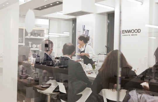 Galleria fotograficaCoda fuori dallo showroom Agape, via Statuto 12, per il piatto di Andrea BertonIl piatto di Berton:&nbsp;Focaccia di Recco con controfiletto di manzo crudo e composta di pomodoro piccanteAndrea BertonArclinea, corso Monforte 28: si preparano i fratelli&nbsp;Christian e Manuel Costardi, cuochi del ristorante Cinzia di VercelliL'imbuto di metallo per infilare il risotto nel barattolo warholiano. Alle spalle di Christian Costardi, Giulia Corradetti di Magenta BureauCostardi&rsquo;s tomato rice (omaggio a Andy Warhol)Manuel e ChristianLa gente godeCesar in via Larga 23, presidiato da&nbsp;Giovanni Ruggieri del ristorante RefettorioGiovanni Ruggieri con la sua&nbsp;Crema di patate con tarassaco all&rsquo;aceto di moscato, asparagi e salsa al crescioneGiovanni RuggieriTutti da Dada in via Larga, angolo piazza Santo Stefano, per&nbsp;Fabio Pisani e Alessandro Negrini di Aimo e NadiaFabio PisaniSpaghetti di Benedetto Cavalieri in cous cous con mozzarella di bufala campana, pomodori pugliesi &ldquo;al filo&rdquo; e profumo di limoni della CostieraLa granelle di cous cous &egrave; ricavata da spaghettoni frullati a crudo