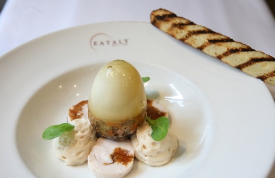 Galleria fotografica






Giuseppe Rambaldi del Combal.Zero, in sostituzione dello chef Davide Scabin, Mario Batali, Babbo e tanto altro a New York e Cesare Battisti, Ratanà a Milano








Ravioli gamberi e basilico con burro e zucca di Mario Batali








Penne con crema di peperoni di Cesare Battisti








Riccardo Felicetti e Pavia Rosati








Mario Batali e Alex Pilas, responsabile delle cucine di Eataly New York








Moreno Cedroni, ristorante Madonnina del Pescatore di Senigallia (Ancona) e Dave Pasternack, Esca a New York City








Baccalà e lepre in salsa di lamponi di Moreno Cedroni








Crudo con mele e rape di Dave Pasternack








Alessandra Rotondi, Moreno Cedroni e il suo sous chef Luca Abbadir








Berlucchi nei calici








I protagonisti della cena del primo giorno in Birreria di Eataly: Alex Pilas, Carlo Cracco, Matteo Monti, Mauro Uliassi, Giuseppe Rambaldi, Cesare Battisti, Mark Ladner, Katia Delogu, Mario Batali e Claudio Ceroni di Magenta Bureau








Appuntamento al buio, il dessert di Katia Delogu








Sala piena sul tetto di Eataly








Batali fotografa Massimo Bottura e Daniel Boulud, protagonisti della prima lezione del secondo giorno








Massimo Bottura, Sara Peirone di Lavazza e Paolo Marchi








Batali, Boulud, Bottura








Massimo Bottura, il suo secondo Takahiko Kondo e il neo-cuoco di Taglio a Milano Domenico Della Salandra





