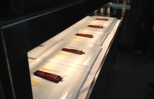 Galleria fotografica






Il nuovo ingresso dell'Osteria Francescana, via Stella 22













La cantina (con una parte) dei vini della Francescana: Bottura affetta per gli ospiti








Davide Di Fabio tra gli spazi della nuova cucina


















Franco Aliberti, tornato dal salato al dolce








Massimo Bottura e Takahiko Kondo "sparecchiano" fuori dalla cucina, ingresso nell'adiacente via delle Rose








21





