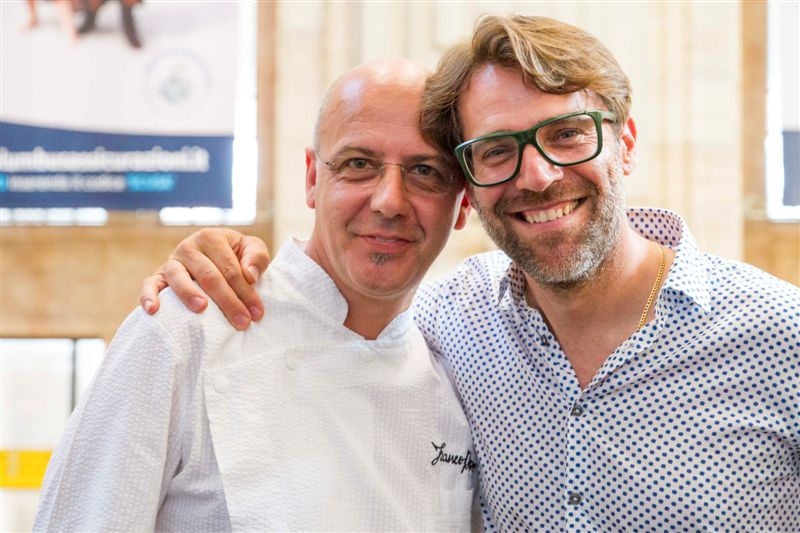 Galleria fotograficaLa presentazione di "100 chef x 10 anni": il microfono a Claudio Ceroni, patron MAGENTAbureauPaolo Marchi con Massimo BotturaGli chef affacciati alla balconata della Stazione Centrale di MilanoIl saluto degli chefSpazio agli autori e ai curatori di "100 chef x 10 anni": Giulia Corradetti, Annalisa Cavaleri, Carlo Passera. Con loro, Claudio Ceroni e Paolo MarchiLuciano Monosilio, Luca De Santi, Anthony Genovese, Cesare Battisti, Francesco ApredaClaudio Ceroni intervistatoPaolo Marchi, Massimo Bottura e Stefano Peccatori, direttore generale di Mondadori ElectaAlessandro Negrini, i fratelli Costardi e Davide ScabinDavide OldaniDavide Scabin con Enrico PaneroI cuochi "naturali": Simone Salvini e Pietro Leemann. C'era anche Daniela CicioniUgo AlciatiDialogo tra Franco Pepe e Massimo BotturaFabio AbbattistaAnthony Genovese e Francesco ApredaAnnie F&eacute;olde seduta tra il pubblico