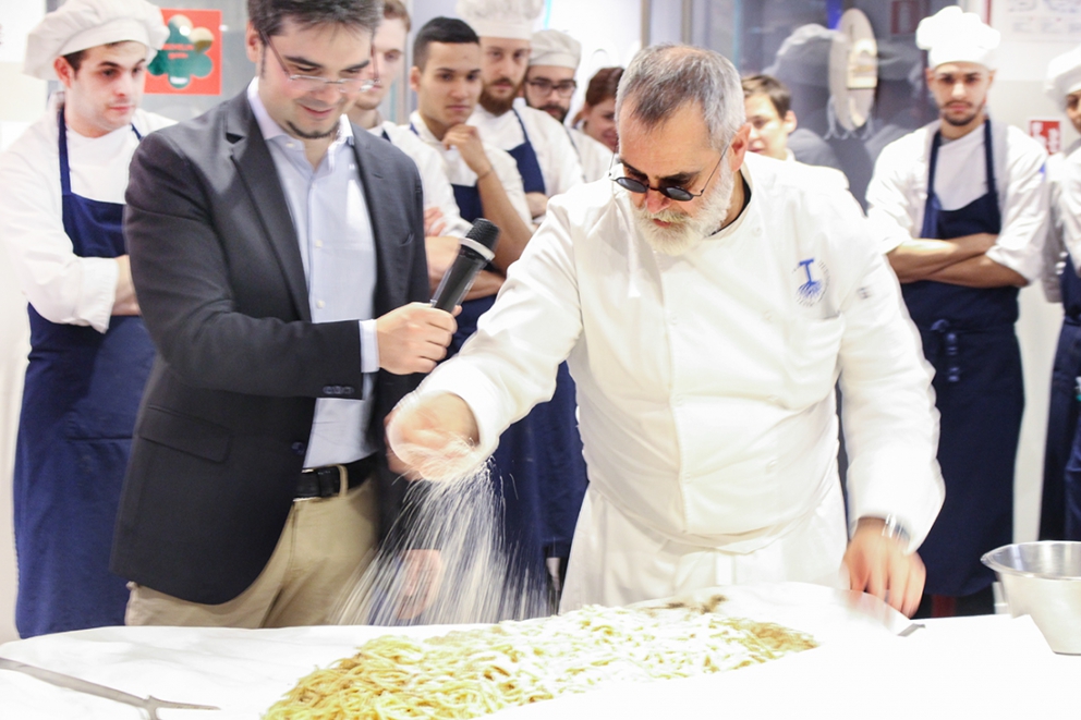 Galleria fotografica






L'ingresso di Eataly Smeraldo a Milano, vestito a festa per il decennale. Il primo Eataly aprì al Lingotto di Torino il 27 gennaio 2007. Milano inaugurò nel marzo 2014









121 i coperti della cena celebrativa milanese, distribuiti al secondo piano









Antonia Klugmann si prepara









Foto di gruppo prima della cena. Si incaricano dell'introduzione della serata, dei cuochi e dei piatti Stefano Murialdo, direttore di Eataly Milano (al centro) e Gabriele Zanatta di Identità Golose (a sinistra)









Bartolini, Tokuyoshi, Berton, Ruggieri e Tassa









Ruggieri, Tassa, Klugmann e Varese














Enrico Bartolini









Klugmann e Tassa














Tutti al posto, si comincia









L'entrée di 4 assaggi di Andrea Berton: Focaccia con burro all’olio e alice marinata, Parmigiana di melanzane, Bon bon di baccalà al nero e Panino al vapore con barbabietola









Patata soffice uovo e uova di Enrico Bartolini









Broccolo, bergamotto e midollo di Antonia Klugmann









"Risotto" alla parmigiana di sedano rapa con furikake invernale e sakè caldo di Yoji Tokuyoshi









La prima parte della pietanza preparata da Ruggieri: Pelle croccante d'anatra, foie gras amaro e granita iodata









Accanto, in un pompelmo brùlée, zuppa di ricci di mare servita calda (Ruggieri)









"Anarchia" di Salvatore Tassa: germano reale in un tripudio di erbe 









Già Rotta, il dessert di Viviana Varese: meringa con spuma di zabaione, vellutata di mandorla, mandorle croccanti, gelato al caffè, cioccolato amaro e pepe timut






