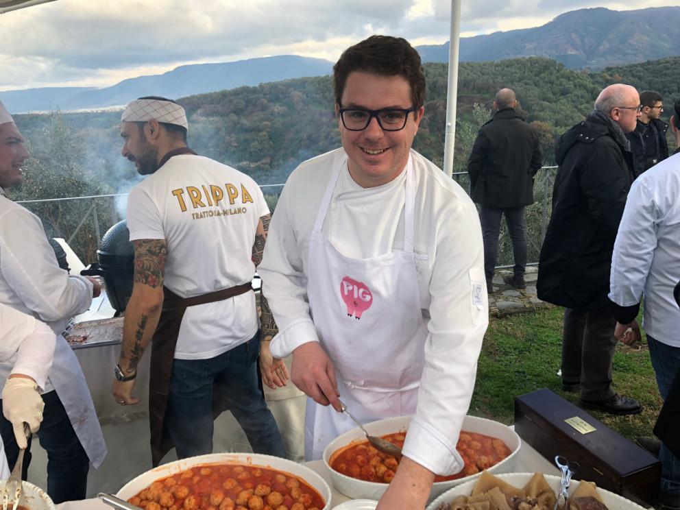 Galleria fotografica






La cena prologo di Pig Calabria è stata preparata al De Gustibus di Palmi. Nella foto Armando e Maurizio Sciarrone, figlio e padre









Padre e figlio della Macelleria Arturo di Campo Calabro (Reggio Calabria) preparano la caddara tradizionale a Villa Rossi. A sobbolire, le frittole, tutti i tagli del maiale









Luca Abbruzzino, chef del ristorante Abbruzzino di Catanzaro, tra Enzo e Renato Ioppolo della Macelleria Fratelli Ioppolo di San Giorgio Morgete (Reggio Calabria), telefono +39.0966.935101









Il motto è noto: del maiale non si butta via nulla









Luciano Monosilio (Pipero, Roma) prepara il su Bao ai piedini di maiale con salsa thai









E intanto fuori la caddara sobbolle









Sulla postazione di Angelo Sabatelli (Angelo Sabatelli, Putignano, Bari), girelle di topinambur e una montagna di ‘nduja









Ruggiero mette a punto la Cotenna soffiata









Costina di maiale glassata col liquido di cottura della frittola, aglio fermentato, puntarelle di Antonio Biafora (Biafora, San Giovanni in Fiore, Cosenza)









Costina glassata e crumble di pane alla camomilla di Gennaro Di Pace, Osteria di Porta del Vaglio a Saracena (Cosenza)









Taco di castagna, maiale, mela verde e maionese di ostriche di Luca Abbruzzino









Cotenna soffiata con mentuccia, provolone, sardella alla ‘nduja, limone e arancia di Mauricio Zillo (A Mere, Parigi)









Pancia di maiale fondente, spuma di patate, amaro del capo, finocchietto, capperi e meringa alle olive di Giacomo Sacchetto, sous chef di Casa Perbellini a Verona









Diego Rossi, diviso tra il green egg all’aperto e l’impiatto nella postazione interna…









… per preparare la sua Verza bruciata con orecchie di maiale, lenticchie fritte, peperone crusco e bergamotto, da chiudere alla maniera di un sandwich









Il giacimento di carne di maiale nel giardino di Villa Rossi









Birre firmate dal birrificio Gli Sbronzi di Reggio Calabria. Si spillavano Ipa e Saison al bergamotto









Fegato di maiale, delizioso









Polpettine di maiale. Una tira l’altra









Salvatore Avallone, chef del ristorante Cetaria di Baronissi (Salerno) coi suoi finger di maiale e gamberi






