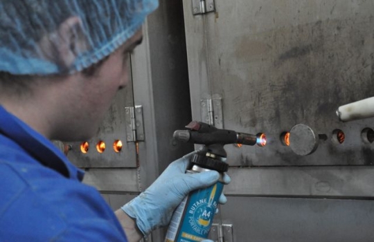 Galleria fotografica






Scozia, regione di Argyle, sud-ovest del Paese








Loch Fyne è il fiordo più noto di Argyle e anche il più lungo del Paese. Loch in gaelico significa "lago", fyne "fiordo"








Nei dintorni, colline dolci, larici, pini e abeti








Al largo si scorgono delle gabbie di acquacoltura








Disinfettare bene i piedi prima di salire sulla chiatta








Sulla chiatta, verso le gabbie dei salmoni








L’acqua in cui sguazzano i salmoni è pulita, filtrata, ricca di sali minerali








Ecco la gabbia: sono una decina in tutto, di larghezza variabile, profonde fino a 28 metri








Nuotano in circolo 30mila salmoni per gabbia. Ogni esemplare ha a disposizione 98,5 litri d’acqua per ogni chilo e mezzo di peso, uno dei più elevati del Paese








Ecco il salmone! Sono esemplari nati da uova di salmoni-riproduttori, pescati in mare e mantenuti in cattività nelle avannotterie








Al largo, accanto alle gabbie, c'è anche la base che monitora costantemente i pesci e la distribuzione (automatica) del cibo. Mangime non Ogm selezionato, integrato da proteine di origine vegetale che riducono l’utilizzo di fauna ittica utilizzata per produrre farine di pesce













Raggiunti i 3-4 anni d'età - cioè il peso di 4-6 chili, toccato in circa 8-900 giorni di acquacoltura, dei quali metà passati in acqua dolce e metà in acqua salata, per assecondare il loro istinto naturale - i salmoni vengono pescati e immediatamente riposti nel ghiaccio, accorgimento fondamentale per mantenere rigida la carne








Le lavorazioni successive vengono effettuate entro e non oltre le 15 ore dalla pesca, nel laboratorio di Cairndow, il quartier generale di Loch Fyne a un passo dalle stesse acque in cui nuotano i salmoni








I salmoni sono lavati con la stessa acqua in cui hanno nuotato fino a poco prima








E poi decapitati, spinati e sfilettati a mano


















Del salmone, come del tonno, non si butta via niente








Nel clima necessariamente polare che avvolge le operazioni, il personale di circa 60 persone è quasi interamente composto da donne. «Gli uomini non sono altrettanto precisi nell’affettare», scherzano le impiegate infagottate nelle tute sterili








Quanto lavoro? 40 ore a settimana 








I salmoni sono marinati a secco con sale e zucchero di canna








e poi sono messi nei forni di affumicatura per un intervallo di 12-24 ore, variabile a seconda della temperatura esterna





