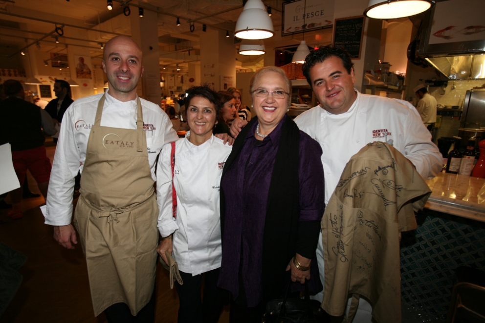 Galleria fotografica






I relatori di Identità New York 2010: da sinistra Gennaro Esposito, Pietro Zito, Emanuele Scarello, Massimo Bottura, Luca Montersino, Cristina Bowerman, Davide Scabin, Moreno Cedroni, Niko Romito, Pino Cuttaia, Ugo Alciati








Lidia Bastianich, Davide Scabin e Paolo Marchi alla conferenza stampa di presentazione Identità New York 2010 nella Piazza di Eataly








Conferenza stampa di presentazione Identità New York 2010 nella Piazza di Eataly








Identità New York 2010








Emanuele Scarello alla conferenza stampa di presentazione Identità New York 2010








Emanuele Scarello e Tatsuya Iwasaki al Corner delle Eccellenze








Luca Montersino alla Pasticceria di Eataly








Il Ristorante del Pesce con Cristina Bowerman e Pino Cuttaia








Gennaro Esposito e Ugo Alciati con gli assitenti di cucina al Ristorante della Pasta








Pietro Zito al Ristorante delle Verdure di Eataly








La Piazza di Eataly








Il menu di Emanuele Scarello al Corner delle Eccellenze








Pino Cuttaia al Ristorante del Pesce








Gli Agnolotti al sugo di arrosto e Grana Padano Riserva di Ugo Alciati








Ugo Alciati, Luca Montersino e Pino Cuttaia 








Massimo Bottura immortala gli altri chef protagonisti che con lui hanno animato i vari momenti di Identità New York








Oscar Farinetti, patron di Eataly, firma il grembiule ricordo di Identità New York 2010








Paolo Marchi, ideatore e curatore di Identità Golose, firma il grembiule ricordo di Identità New York 2010








Mario Batali, chef patron del ristorante Manzo all'interno di Eataly, firma il grembiule ricordo di Identità New York 2010






