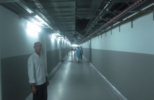 Galleria fotografica






Da sinistra, Federico Zanasi, Luca D’Amora e Moreno Cedroni. Dalle Marche alle Mauritius








A destra, Federico Zanasi con gli altri due chef del Long Beach. Oltre a Sapori e Hasu, diretti dai cuochi italiani, il resort ospita Chopsticks (cucina cinese), Tides (cucina di mare d'impronta francese) e Le Marchè (buffet e colazioni)





