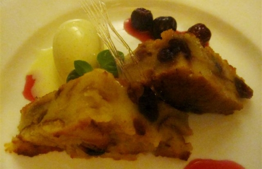 Galleria fotografica






Una foto del Monastero di Santa Rosa, prima della ristrutturazione. Costruito nel 1680, è sospeso a circa 500 metri sul livello del mare di Conca dei Marini, a un passo da Amalfi (Salerno). Prima dell'abbandono è stato gestito dalla famiglia Caterina per 3 generazioni. Nel 2001, l'acquisto dell'ereditiera Bianca Sharma. I lavori di restauro sono durati 11 lunghi anni








La facciata principale del Monastero vista dal terrazzamento della piscina. Le 20 suite, tutte con affaccio su Salerno e sul Cilento fino a Punta Licosa, portano ognuna il nome di un'erba, un fiore o una spezia locale (melissa, viola...). In alta stagione i prezzi oscillano tra i 550 e gli 850 euro a notte per le stanze "standard", fino a 2.950 euro per la Penthouse Suite








La foto non rende bene l'idea delle dimensioni del dirupo. Ma la distanza verticale tra il Monastero e la spiaggia è di 500 metri. La Conca dei Marini porta questo nome perché la stessa "conca" raggiunge una profondità di 800 metri. L'habitat acquatico ideale per diversi pesci da fondale, inclusi totani da 3-4 chili








I lavori sono durati tanto un po' per intoppi burocratici, un po' per regolamentare ogni dettaglio a norma di legge. Un compito piuttosto complicato, considerata la severità delle leggi sulla compatibilità eco-ambientale








La piscina riscaldata e il prolungamento ideale del mar Tirreno alle spalle








Scenografici ulivi millenari, di provenienza anche palestinese, troneggiano sui vari terrazzamenti della proprietà








L'architetto napoletano che ha coordinato il lavori di restauro, Francesco Avolio de Martino posa accanto a un confessionale pre-esistente nel Monastero. In caso qualcuno voglia fare improvvisa penitenza nel corridoio delle suite vista mare








La volta del ristorante del Monastero, praticamente un soppalco con feritoie ai bordi che danno sul bar sottostante. I coperti sono poco più di una trentina, e in stagione più calda vengono trasferiti sulla terrazza outdoor con vista sul Cilento








Il segnaposto del ristorante, così come i piatti da amouse-bouche in madreperla, sono firmati da vetrai artigianali di Murano. La S è quella di Santa Rosa








La Porchetta di coniglio di Christoph Bob: sella farcita di erbe aromatiche, insalatina di funghi chiodini con salsa al rosmarino








Particolare del Risotto alla Puttanesca con murena, pomodori, olive e capperi








Gli spaghetti da farina integrale di grano duro senatore cappelli biologico, molita a pietra naturale da un'azienda di Trapani. In carta trovano ora sfogo con seppie, bottarga e verdure di stagione








I fusilli - anzi, busiati perché l'artefice è il sous chef Francesco Reina, un siciliano - sono arrotolati a mano non attorno a un ferretto ma a un bastoncino di legno...








... e poi vengono cotti e conditi con capuccetti, pomodori del piennolo e melanzane al profumo di basilico








Controfiletto glassato al Taurasi con gratin di patate, zucchine e carote "vichy" (cotte nell'acqua minerale)








Pre-dessert al lampone e frutti di bosco





