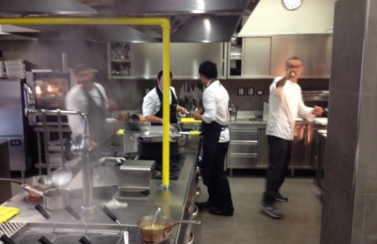 Galleria fotografica






Il nuovo ingresso dell'Osteria Francescana, via Stella 22













La cantina (con una parte) dei vini della Francescana: Bottura affetta per gli ospiti








Davide Di Fabio tra gli spazi della nuova cucina


















Franco Aliberti, tornato dal salato al dolce








Massimo Bottura e Takahiko Kondo "sparecchiano" fuori dalla cucina, ingresso nell'adiacente via delle Rose





