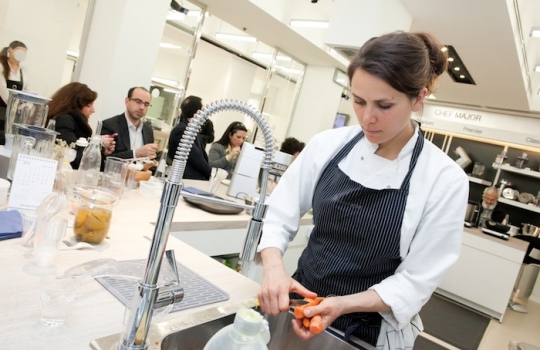 Galleria fotograficaCoda fuori dallo showroom Agape, via Statuto 12, per il piatto di Andrea BertonIl piatto di Berton:&nbsp;Focaccia di Recco con controfiletto di manzo crudo e composta di pomodoro piccanteAndrea BertonArclinea, corso Monforte 28: si preparano i fratelli&nbsp;Christian e Manuel Costardi, cuochi del ristorante Cinzia di VercelliL'imbuto di metallo per infilare il risotto nel barattolo warholiano. Alle spalle di Christian Costardi, Giulia Corradetti di Magenta BureauCostardi&rsquo;s tomato rice (omaggio a Andy Warhol)Manuel e ChristianLa gente godeCesar in via Larga 23, presidiato da&nbsp;Giovanni Ruggieri del ristorante RefettorioGiovanni Ruggieri con la sua&nbsp;Crema di patate con tarassaco all&rsquo;aceto di moscato, asparagi e salsa al crescioneGiovanni RuggieriTutti da Dada in via Larga, angolo piazza Santo Stefano, per&nbsp;Fabio Pisani e Alessandro Negrini di Aimo e NadiaFabio PisaniSpaghetti di Benedetto Cavalieri in cous cous con mozzarella di bufala campana, pomodori pugliesi &ldquo;al filo&rdquo; e profumo di limoni della CostieraLa granelle di cous cous &egrave; ricavata da spaghettoni frullati a crudoDa De Longhi, via Borgogna 8, c'&egrave; Alice Delcourt dell'Erba Brusca