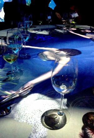 Galleria fotografica






Le prove generali








Prove del primo atto: al centro, il Bonsai di pica-pica


















Comincia la nostra esperienza: occhio all'indirizzo del centro Arts Santa Monica








Fuori staziona il van di Girona con tutto il nécessaire commestibile








Dentro, la targa coi ringraziamenti a tutti coloro che hanno lavorato al progetto








Per arrivare al set dell'opera si attraversa una mostra che proietta in oblò teaser coi motivi anticipatori di quel che troveremo dentro








Un altro teaser








Il set prima delle trasmissioni













Si parte








Una spirale ci introduce al viaggio








Al centro del tavolo, nascosto tra bonsai (un classico rochiano), pica-pica di bon bon rappresentativi di vari paesi: cevice peruviano, guacamole messicano, cous-cous marocchino...








Commensali spiazzati








Il sogno ha inizio: l'atto primo mette in tavola la Luna, sfere di tartufo bianco e nero con distillato terrestre








Intorno, un video di Franc Aleu, le musiche di Luca Francesconi e il tableware di Taller Luesma Vega








La luna








Atto secondo: lo spazio








Piatto dello spazio: aria di fichi di Cap de Creus








C'è un calice diverso per ogni atto: si passa dal cava agli champagne, dall'Armagnac ai Rioja a semplici gocce di distillati, versati anche sulla mano








Intorno, un altro splendido 3D di Franc Aleu, con le musiche di Sergi Caballero, Pedro Alcade








E' l'ofiuco, il tredicesimo segno zodiacale, tema del terzo atto













Atto quarto: Under the Sea, il set  diventa uno scenario sottomarino (vedi video 1)





