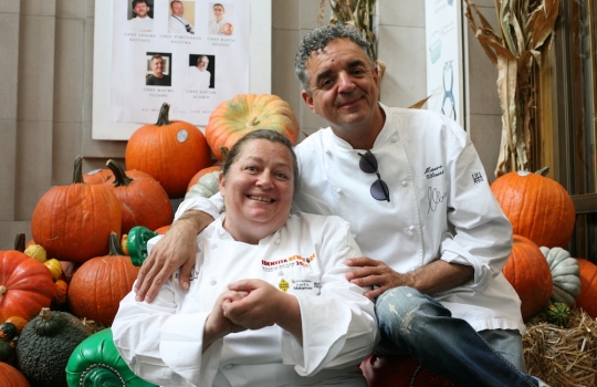 Galleria fotografica






Giuseppe Rambaldi del Combal.Zero, in sostituzione dello chef Davide Scabin, Mario Batali, Babbo e tanto altro a New York e Cesare Battisti, Ratanà a Milano








Ravioli gamberi e basilico con burro e zucca di Mario Batali








Penne con crema di peperoni di Cesare Battisti








Riccardo Felicetti e Pavia Rosati








Mario Batali e Alex Pilas, responsabile delle cucine di Eataly New York








Moreno Cedroni, ristorante Madonnina del Pescatore di Senigallia (Ancona) e Dave Pasternack, Esca a New York City








Baccalà e lepre in salsa di lamponi di Moreno Cedroni








Crudo con mele e rape di Dave Pasternack








Alessandra Rotondi, Moreno Cedroni e il suo sous chef Luca Abbadir








Berlucchi nei calici








I protagonisti della cena del primo giorno in Birreria di Eataly: Alex Pilas, Carlo Cracco, Matteo Monti, Mauro Uliassi, Giuseppe Rambaldi, Cesare Battisti, Mark Ladner, Katia Delogu, Mario Batali e Claudio Ceroni di Magenta Bureau








Appuntamento al buio, il dessert di Katia Delogu








Sala piena sul tetto di Eataly








Batali fotografa Massimo Bottura e Daniel Boulud, protagonisti della prima lezione del secondo giorno








Massimo Bottura, Sara Peirone di Lavazza e Paolo Marchi








Batali, Boulud, Bottura








Massimo Bottura, il suo secondo Takahiko Kondo e il neo-cuoco di Taglio a Milano Domenico Della Salandra








L'Uovo in gelatina di Daniel Boulud





