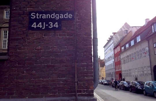 Galleria fotografica






In cammino verso il Noma. Il ristorante è al piano terra del palazzone più a sinistra. Per arrivarci dalla popolare insenatura di Nyhavn (il punto da cui è scattata la foto), occorre fare un bel giro. Ma si notano i lavori per la costruzione di un ponte. Che condurrà dritto all'insegna








Altra prospettiva sul Noma da Nyhavn. Il ristorante galleggia sulla Christianshavn, una delle tante isole artificiali che compongono Copenhagen





