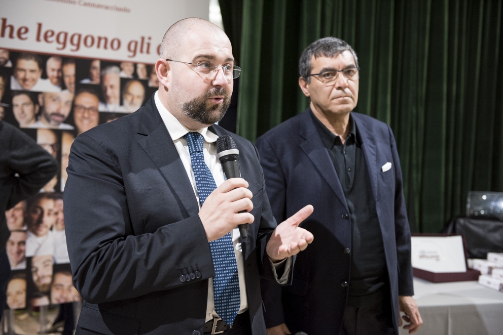 Galleria fotograficaEataly Smeraldo di Milano gremito per la presentazione della guida Identit&agrave; Golose 2015.Sul palco che spesso ospita concerti è di scena questa volta Paolo Marchi, fondatore e curatore della guida. Con lui anche Claudio Ceroni di Magenta Bureau, il braccio operativo di IG.Un'altra immagine, dall'alto......e via all'evento. Claudio Ceroni, al centro, invita sul palco il "padrone di casa" Oscar Farinetti. Coi due anche la presentatrice della serata, Tarsia Trevisan.Poi è la volta di Paolo Marchi, qui con Stefano Peccatori, direttore generale libri di Mondadori Electa, che edita la guida per il secondo anno consecutivo.Partono le premiazioni. Il primo a salire sul palco &egrave; Fabrizio Ferrari, chef de Al Porticciolo 84 di Lecco, a lui va il "Birra in cucina", premio Birra Moretti. Glielo consegna Alfredo Pratolongo, Direzione comunicazione e affari istituzionali di Heineken Italia.Sono tre i premiati, invece, da Ruinart (per mano del senior brand manager, Riccardo Caliceti, sulla destra) per la Migliore carta dei vini e dei distillati: Walter Meccia, Edoardo Boncinelli e Gabriele Fedeli, de Il Palagio, ristorante del Four Seasons di Firenze.&nbsp;Grandi applausi per il Migliore sommelier. Che &egrave; una donna, la giovane Elisa Bellavia del Cinzia - Da Christian e Manuel&nbsp;di Vercelli. A premiarla &egrave; Carlo Bianchi, Area manager NordOvest di Cavit.Il premio Ebnt va al Miglior ma&icirc;tre, in questo caso Maniel Miliccia, sorridente sulla destra: lavora al Piazza Duomo di Alba (Cn). A consegnargli il riconoscimento &egrave; Alfredo Zini, presidente dell'Ente bilaterale nazionale turismo.Piero Gabrieli, direttore marketing di Molino Quaglia, consegna poi il premio Petra-Molino Quaglia per il Miglior cestino del pane a Monica Magnini, del ristorante Guido da Costigliole di Santo Stefano Belbo (Cn).E' il turno della Sorpresa dell'anno, che giunge dalla Romagna: a Montiano (Fc) c'&egrave; infatti il ristorante Le Giare di Gianluca Gorini, discepolo di Paolo Lopriore. Per lui il premio Bonaventura Maschio direttamente dalle mani di Anna Maschio, una delle giovani anime dell'azienda di famiglia.Il Migliore chef straniero viene dalla Francia, da Parigi per la precisione: si tratta di David Toutain, dell'omonimo ristorante, nella foto in compagnia della nostra Cinzia Benzi e di Romana Tamburini (sulla destra), presidente Surgital Spa, che gli consegna il premio Surgital-Divine Creazioni.&nbsp;Miglior sous chef per la guida 2015 &egrave; Simone Nebbia del S'Apposentu di Casa Puddu, il ristorante di Roberto Petza. a Siddi (Vs). A consegnargli il premio Zafferano 3 Cuochi &egrave; Paolo Daperno, direttore generale Bonetti Spa.Sara Peirone è Top gastronomy manager di Lavazza: la persona giusta per celebrare il Miglior pasticcere, il bravo Luca De Santi, che lavora Al Mercato e al Ratanà, entrambe insegne milanesi.Si assomigliano... s&igrave;, sono fratelli: a Elia e Matteo Rizzo, de Il Desco di Verona, va il premio "Giovane famiglia" della Casa vinicola Zonin.E' il turno del Miglior chef dell'anno, un volto parzialmente nuovo, perch&eacute; &egrave; italiano (della provincia di Treviso) ma lavora dal 2009 in Giappone, al Bulgari Ginza Tower di Tokyo: &egrave; Luca Fantin, lo abbiamo intervistato qui. Conquista il premio Consorzio Grana Padano, a porgerglielo &egrave; il presidente del Consorzio stesso, Cesare Baldrighi.La Migliore chef invece arriva dal profondo Sud... proprio come il nome del suo ristorante, Sud appunto, a Quarto (Na). Si tratta di Marianna Vitale, a sinistra, premiata da Barbara D'Amico, Marketing manager Italia di Acqua Panna-S. Pellegrino.Ultimo riconoscimento per il Miglior giornalista dell'anno, anche in questo caso un volto femminile: quello di Laura Lazzaroni, de L'Uomo Vogue, cui Alessandro Marzotto, responsabile Hospitality e wine shops del Gruppo Santa Margherita, consegna l'omonimo premio.Foto di gruppo di tutti i premiati......ed ecco il riconoscimento che si sono conquistati.Prima della sfilata dei premiati Paolo Marchi aveva parlato della guida 2015: nuova grafica, tanti contenuti da leggere, come sempre. Tra essi, le "Storie di gola", racconti delle citt&agrave; con il gusto come filo conduttore, scritto da personalit&agrave; dell'enogastronomia non solo italiana. Tante le firme illustri (Torino di Marco Bolasco, Milano di Pier Bergonzi, Cortina D'Ampezzo di Paolo Marchi, Firenze di Marco Stabile, Napoli di Nino Di Costanzo, Parigi di Enzo Vizzari, Londra di Jason Atherton, Montr&eacute;al di Marie Claude Lortie, Tokyo di Yasuhiro Sasajima, Chicago di Tony Montuano, New York di Mario Batali) tra cui quella di Alessandro Pipero, che ha narrato la sua Roma.
