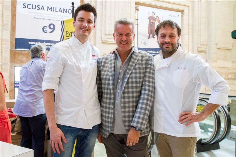 Galleria fotograficaLa presentazione di "100 chef x 10 anni": il microfono a Claudio Ceroni, patron MAGENTAbureauPaolo Marchi con Massimo BotturaGli chef affacciati alla balconata della Stazione Centrale di MilanoIl saluto degli chefSpazio agli autori e ai curatori di "100 chef x 10 anni": Giulia Corradetti, Annalisa Cavaleri, Carlo Passera. Con loro, Claudio Ceroni e Paolo MarchiLuciano Monosilio, Luca De Santi, Anthony Genovese, Cesare Battisti, Francesco ApredaClaudio Ceroni intervistatoPaolo Marchi, Massimo Bottura e Stefano Peccatori, direttore generale di Mondadori ElectaAlessandro Negrini, i fratelli Costardi e Davide ScabinDavide OldaniDavide Scabin con Enrico PaneroI cuochi "naturali": Simone Salvini e Pietro Leemann. C'era anche Daniela CicioniUgo AlciatiDialogo tra Franco Pepe e Massimo BotturaFabio AbbattistaAnthony Genovese e Francesco ApredaAnnie F&eacute;olde seduta tra il pubblicoFranco Pepe e Renato Bosco