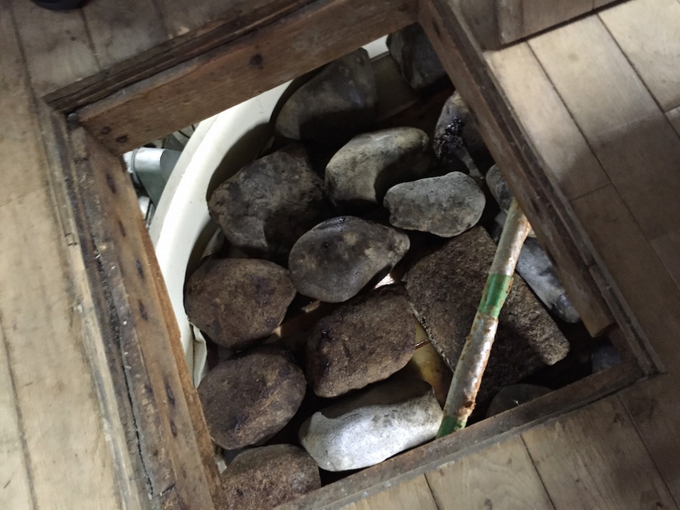 Galleria fotograficaKobe, un milione e mezzo di abitanti, &egrave; la capitale tranquilla della prefettura giapponese di Hyogo, a sua volta inserita nella macro-regione di Kansai, raggiungibile dall&rsquo;aeroporto internazionale di Osaka. Kobe dista da Osaka un&rsquo;oretta di macchina e 23 minuti di Shinkansen, i treni ad alta velocit&agrave; del Giappone. La tratta Kobe-Tokyo, circa 550 chilometri, si percorre in appena 2 ore e mezza
La prefettura di Hyogo - divisa nelle 4 province di Settsu (Kobe), Harima, Tamba e Tajima - unisce due coste: il mare del Giappone e il mare di Seto nel Pacifico a sud. Il suo simbolo &egrave; il castello di Himeji, patrimonio mondiale dell&rsquo;umanit&agrave; Unesco, eretto nel 1601. Tra poche settimane, tutt&rsquo;attorno, cominceranno a fiorire i ciliegi, uno spettacolo molto atteso&nbsp;(foto&nbsp;dronestagr.am)
La fama di Kobe accrebbe nel 1868 quando venne aperto il porto, che oggi dialoga con 500 altri porti di 130 paesi nel mondo. &Egrave; una tappa popolare per le navi da crociera. Kobe &egrave; un centro importante per le industrie pesanti e l&rsquo;acciaio: tra le altre, Kawasaki, Mitsubishi e Toshiba (foto seanews)

&nbsp;
Uno dei poli&nbsp;gastronomici pi&ugrave; vivaci di Kobe &egrave; sotterraneo, nel centro commerciale di Sogo. Decine di isole curatissime, con prodotti gastronomici di ogni genere. In primis, esercizi di patisserie e chocolaterie, una replica perfetta dei modelli francesi
Il pane &egrave; un simbolo importante per la gastronomia di Kobe, per i locali e per gli expat, circa 40mila residenti da tutto il mondo
I macaron, molto popolari nella Kobe bene
Passiamo alle meraviglie della gastronomia giapponese autentica: sempre sotto al centro commerciale Sogo, drappi di tessuto tinti con ideogrammi nascondono gli ingressi di piccole tavole a conduzione familiare, come questo teppanyiaki. Quattro tavoli in tutto, ognuno con piastra, per arroventarsi qualsiasi cosa. Nel nostro caso, soba meshi (noodle fritti con carne) e okonomiyaki, sorta di frittata. Vietato indossare maglioni pregiati
Nel centro di Kobe spunta anche una vivace Chinatown. Sono forti i legami commerciali tra la citt&agrave; giapponese e l&rsquo;isola cinese (con ambizioni irredentiste) di Taiwan
Le relazioni tra Kobe e Taiwan si sono rafforzate anche per un tragico destino comune: le calamit&agrave; naturali. Il terremoto di Kobe del 17 gennaio 1995 provoc&ograve; 6.400 vittime e 40mila feriti, danneggiando oltre 240mila palazzi. Nella foto, la prima sede del ristorante di cucina tradizionale Matsunoya dopo il sisma
Il ristorante Matsunoya &egrave; rinato in una nuova sede. Gli abbiamo dedicato un post
La chiusura del menu kaiseki del Matsunoya: t&egrave; matcha frullato per qualche secondo con canne di bamb&ugrave;, una preparazione molto popolare
Siamo accolti nel quartier generale della prefettura di Hyogo dal governatore in persona, il signor Toshizo Ido (nella foto, a destra). &laquo;Volevamo ringraziarvi anche per la nostra formidabile&nbsp;esperienza all&rsquo;Expo&raquo;, ci ha detto
I vasi di tulipani nel giardino della residenza del governatore di Hyogo
Dove comprare coltelli da cucina a Kobe? Coltelleria Kireaji-no-le, sulla Moto manchi dori, strada popolare per lo shopping
Con la pluri-premiata macelleria Moriya, passiamo al simbolo per cui la citt&agrave; portuale &egrave; famosa nel mondo: la carne di Kobe. Ottenuta da vitelli purosangue Tajima, vengono cresciuti per due anni negli allevamenti di Hyogo. Sulle sue caratteristiche di marmorizzazione abbiamo parlato diverse volte&nbsp;nei giorni di Expo. La curiosit&agrave; che non sapevamo &egrave; che fino al 1868, l&rsquo;anno in cui fu aperto il porto di Kobe, nessuno in citt&agrave; mangiava carne. Furono gli inglesi a insegnare loro l&rsquo;arte della macelleria. Purtroppo non riusciremo a visitare alcun allevamento. La motivazione ufficiale? &laquo;Dovreste stare qui a Kobe per almeno 80 giorni&raquo;, ci hanno spiegato gli interlocutori di Jetro Kobe, &laquo;solo da allora la vostra composizione batterica non risulter&agrave; pi&ugrave; nociva per i nostri bovini&raquo;
La carne di Kobe &egrave; servita in 37 insegne della citt&agrave; (e 300 in tutto il Giappone). Dove andare? Da Kobe Plaisir, al 2-11-5 della Shimoyamate, quartiere Chuo-ku
La lavagna del menu del ristorante Kobe Plaisir, un inno alla carne pi&ugrave; ambita del mondo
Lo chef del teppanyiaki, la spettacolare griglia di Kobe Plaisir
Sul suo vassoio, due meravigliose entrec&ocirc;te di carne di Kobe. Rosolate ai lati, rosse dentro, si squaglieranno in bocca
Impossibile chiedere una tartare di Kobe: vietate
Sulla griglia il ragazzo abbrustolir&agrave; anche cipolle, funghi, melanzane e rape
Comincia il tour lontano da Kobe, a caccia delle altre bont&agrave; della prefettura di Hyogo. Iniziamo dal miso dell&rsquo;azienda centenaria Rokko di Ashya. Se in Italia dici miso, pensi a un prodotto unico. Ma, cos&igrave; come non esiste &ldquo;la birra&rdquo; o il &ldquo;vino&rdquo;, cos&igrave; dobbiamo abituarci a pluralizzare un genere che l&rsquo;Occidente ingenuamente interpreta spesso come singolare. Esistono infinite variet&agrave; di miso, a seconda delle tecniche di lavorazione (bollitura in acqua o a vapore del riso), del tipo di ingredienti utilizzati (riso, ma anche segale o grano, che poi vengono uniti a fagioli neri di soia cotti) e dell&rsquo;arco temporale di fermentazione
A tavola, l&rsquo;impiego del miso non &egrave; limitato, come crediamo in Italia, alla sola zuppa in apertura del pasto (o alla fine delle maratone: gli atleti la bevono subito per sciogliere i muscoli induriti dai chilometri): la letteratura gastronomica giapponese abbonda di marinature di carne e pesce e dessert
