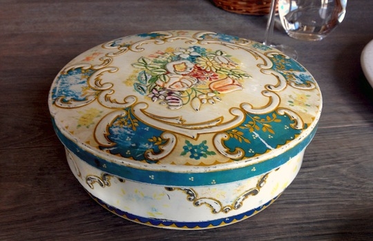 Galleria fotografica






In cammino verso il Noma. Il ristorante è al piano terra del palazzone più a sinistra. Per arrivarci dalla popolare insenatura di Nyhavn (il punto da cui è scattata la foto), occorre fare un bel giro. Ma si notano i lavori per la costruzione di un ponte. Che condurrà dritto all'insegna








Altra prospettiva sul Noma da Nyhavn. Il ristorante galleggia sulla Christianshavn, una delle tante isole artificiali che compongono Copenhagen








Di là del fiume, sulla lunga via che conduce allo spiazzo del Noma








Uno scenario molto tranquillo, di case pastello. Il silenzio è perché vanno tutti in bici













Al massimo si sente rombare qualche scafo








Il vascello davanti al Noma. Oltre a quella danese, sventolano le bandiere di Isole Far Oer e Groenlandia: le loro ambasciate sono nello stesso palazzo del ristorante. Coerenza nordica








Il retro del ristorante. L'80% delle 80 persone che lavorano al Noma viene a lavorare in bici, chef incluso








Dietro al ristorante, un'iscrizione ricorda i passeggeri scomparsi a bordo della danese Hans Hedtoft. Il transatlantico si scontrò il 30 gennaio 1959 contrò un iceberg in Groenlandia. Fu ritrovata solo una cintura di sicurezza
 








L'ingresso del ristorante, al civico 93 di Strandgade








La vista, ingresso alle spalle








Tra l'ingresso e la cucina a vista, spicca un corner di decoro simil-giapponese. A sinistra s'intravede Noma, time and place in Nordic Cuisine, edizioni Phaidon, un testo fondamentale per approfondire tutti i rivoli del Redzepi-mondo. La versione italiana si ordina qui








Una pianta di piccoli agrumi orla la cucina a vista








La porta d'ingresso vista dalla cucina








Le sedie, molto comode, sono anni Sessanta con schienali foderati di pelle di pecora, alcune più morbide di altre








I tavoli sono ampi e senza tovaglie. Attorno prevale il grigio e i colori rustici, sulle travi in legno del soffitto ma anche sulle divise dei ragazzi di sala








La finestra accanto al nostro tavolo








E' lo chef Rene Redzepi a introdurci al pasto: in un vaso di fiori danesi, l'unico pendaglio commestibile è una sorta di carta musica croccante (flatbread) di farina di malto all'aroma di ginepro. Nel piattino in basso, una deliziosa crème fraîche acida per intingerlo








Il flatbread è quello che svetta. "Ma se ci tenete, provate a mangiare anche i fiori", scherza Redzepi. Il cuoco scompare nelle segrete del Noma. Lo ritroveremo solo alla fine del pasto








Tutti i 14 appetizer si mangeranno con le mani. Unica posata, il coltello per tirar su e leccare la crème fraîche da sola (da fare quando tutti gli altri clienti son distratti, però)








Moss and Cep: Muschio di renna con polvere di funghi porcini. E' il corpo bianco, molto saporito ed evanescente, da intingere anch'esso nella crème fraîche
 








Crispy pork skin and black currant: Pelle di maiale croccante e ribes nero, lo strato più esterno. Aspro e croccante








Il ribes nero non ci lascerà prima di molto tempo








Blue mussels and celery: cozze e sedano. Solo due sono quelle buone








La parte inferiore del guscio è commestibile (ancora farina di malto)





