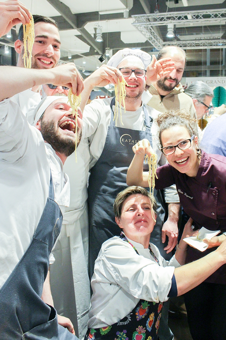 Galleria fotografica






L'ingresso di Eataly Smeraldo a Milano, vestito a festa per il decennale. Il primo Eataly aprì al Lingotto di Torino il 27 gennaio 2007. Milano inaugurò nel marzo 2014









121 i coperti della cena celebrativa milanese, distribuiti al secondo piano









Antonia Klugmann si prepara









Foto di gruppo prima della cena. Si incaricano dell'introduzione della serata, dei cuochi e dei piatti Stefano Murialdo, direttore di Eataly Milano (al centro) e Gabriele Zanatta di Identità Golose (a sinistra)









Bartolini, Tokuyoshi, Berton, Ruggieri e Tassa









Ruggieri, Tassa, Klugmann e Varese














Enrico Bartolini









Klugmann e Tassa














Tutti al posto, si comincia









L'entrée di 4 assaggi di Andrea Berton: Focaccia con burro all’olio e alice marinata, Parmigiana di melanzane, Bon bon di baccalà al nero e Panino al vapore con barbabietola









Patata soffice uovo e uova di Enrico Bartolini









Broccolo, bergamotto e midollo di Antonia Klugmann









"Risotto" alla parmigiana di sedano rapa con furikake invernale e sakè caldo di Yoji Tokuyoshi









La prima parte della pietanza preparata da Ruggieri: Pelle croccante d'anatra, foie gras amaro e granita iodata









Accanto, in un pompelmo brùlée, zuppa di ricci di mare servita calda (Ruggieri)









"Anarchia" di Salvatore Tassa: germano reale in un tripudio di erbe 









Già Rotta, il dessert di Viviana Varese: meringa con spuma di zabaione, vellutata di mandorla, mandorle croccanti, gelato al caffè, cioccolato amaro e pepe timut









Sopresa a fine cena: Tassa prepara una cacio e pepe collettiva, mantecata al tovagliolo (tovaglia)











