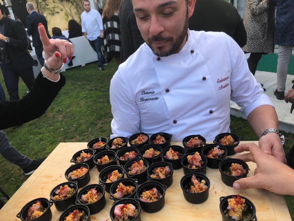 Galleria fotografica






La cena prologo di Pig Calabria è stata preparata al De Gustibus di Palmi. Nella foto Armando e Maurizio Sciarrone, figlio e padre









Padre e figlio della Macelleria Arturo di Campo Calabro (Reggio Calabria) preparano la caddara tradizionale a Villa Rossi. A sobbolire, le frittole, tutti i tagli del maiale









Luca Abbruzzino, chef del ristorante Abbruzzino di Catanzaro, tra Enzo e Renato Ioppolo della Macelleria Fratelli Ioppolo di San Giorgio Morgete (Reggio Calabria), telefono +39.0966.935101









Il motto è noto: del maiale non si butta via nulla









Luciano Monosilio (Pipero, Roma) prepara il su Bao ai piedini di maiale con salsa thai









E intanto fuori la caddara sobbolle









Sulla postazione di Angelo Sabatelli (Angelo Sabatelli, Putignano, Bari), girelle di topinambur e una montagna di ‘nduja









Ruggiero mette a punto la Cotenna soffiata









Costina di maiale glassata col liquido di cottura della frittola, aglio fermentato, puntarelle di Antonio Biafora (Biafora, San Giovanni in Fiore, Cosenza)









Costina glassata e crumble di pane alla camomilla di Gennaro Di Pace, Osteria di Porta del Vaglio a Saracena (Cosenza)









Taco di castagna, maiale, mela verde e maionese di ostriche di Luca Abbruzzino









Cotenna soffiata con mentuccia, provolone, sardella alla ‘nduja, limone e arancia di Mauricio Zillo (A Mere, Parigi)









Pancia di maiale fondente, spuma di patate, amaro del capo, finocchietto, capperi e meringa alle olive di Giacomo Sacchetto, sous chef di Casa Perbellini a Verona









Diego Rossi, diviso tra il green egg all’aperto e l’impiatto nella postazione interna…









… per preparare la sua Verza bruciata con orecchie di maiale, lenticchie fritte, peperone crusco e bergamotto, da chiudere alla maniera di un sandwich









Il giacimento di carne di maiale nel giardino di Villa Rossi









Birre firmate dal birrificio Gli Sbronzi di Reggio Calabria. Si spillavano Ipa e Saison al bergamotto









Fegato di maiale, delizioso









Polpettine di maiale. Una tira l’altra






