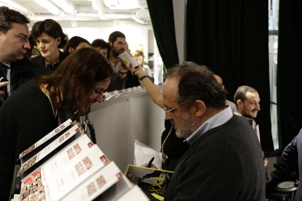 Galleria fotograficaEataly Smeraldo di Milano gremito per la presentazione della guida Identit&agrave; Golose 2015.Sul palco che spesso ospita concerti è di scena questa volta Paolo Marchi, fondatore e curatore della guida. Con lui anche Claudio Ceroni di Magenta Bureau, il braccio operativo di IG.Un'altra immagine, dall'alto......e via all'evento. Claudio Ceroni, al centro, invita sul palco il "padrone di casa" Oscar Farinetti. Coi due anche la presentatrice della serata, Tarsia Trevisan.Poi è la volta di Paolo Marchi, qui con Stefano Peccatori, direttore generale libri di Mondadori Electa, che edita la guida per il secondo anno consecutivo.Partono le premiazioni. Il primo a salire sul palco &egrave; Fabrizio Ferrari, chef de Al Porticciolo 84 di Lecco, a lui va il "Birra in cucina", premio Birra Moretti. Glielo consegna Alfredo Pratolongo, Direzione comunicazione e affari istituzionali di Heineken Italia.Sono tre i premiati, invece, da Ruinart (per mano del senior brand manager, Riccardo Caliceti, sulla destra) per la Migliore carta dei vini e dei distillati: Walter Meccia, Edoardo Boncinelli e Gabriele Fedeli, de Il Palagio, ristorante del Four Seasons di Firenze.&nbsp;Grandi applausi per il Migliore sommelier. Che &egrave; una donna, la giovane Elisa Bellavia del Cinzia - Da Christian e Manuel&nbsp;di Vercelli. A premiarla &egrave; Carlo Bianchi, Area manager NordOvest di Cavit.Il premio Ebnt va al Miglior ma&icirc;tre, in questo caso Maniel Miliccia, sorridente sulla destra: lavora al Piazza Duomo di Alba (Cn). A consegnargli il riconoscimento &egrave; Alfredo Zini, presidente dell'Ente bilaterale nazionale turismo.Piero Gabrieli, direttore marketing di Molino Quaglia, consegna poi il premio Petra-Molino Quaglia per il Miglior cestino del pane a Monica Magnini, del ristorante Guido da Costigliole di Santo Stefano Belbo (Cn).E' il turno della Sorpresa dell'anno, che giunge dalla Romagna: a Montiano (Fc) c'&egrave; infatti il ristorante Le Giare di Gianluca Gorini, discepolo di Paolo Lopriore. Per lui il premio Bonaventura Maschio direttamente dalle mani di Anna Maschio, una delle giovani anime dell'azienda di famiglia.Il Migliore chef straniero viene dalla Francia, da Parigi per la precisione: si tratta di David Toutain, dell'omonimo ristorante, nella foto in compagnia della nostra Cinzia Benzi e di Romana Tamburini (sulla destra), presidente Surgital Spa, che gli consegna il premio Surgital-Divine Creazioni.&nbsp;Miglior sous chef per la guida 2015 &egrave; Simone Nebbia del S'Apposentu di Casa Puddu, il ristorante di Roberto Petza. a Siddi (Vs). A consegnargli il premio Zafferano 3 Cuochi &egrave; Paolo Daperno, direttore generale Bonetti Spa.Sara Peirone è Top gastronomy manager di Lavazza: la persona giusta per celebrare il Miglior pasticcere, il bravo Luca De Santi, che lavora Al Mercato e al Ratanà, entrambe insegne milanesi.Si assomigliano... s&igrave;, sono fratelli: a Elia e Matteo Rizzo, de Il Desco di Verona, va il premio "Giovane famiglia" della Casa vinicola Zonin.E' il turno del Miglior chef dell'anno, un volto parzialmente nuovo, perch&eacute; &egrave; italiano (della provincia di Treviso) ma lavora dal 2009 in Giappone, al Bulgari Ginza Tower di Tokyo: &egrave; Luca Fantin, lo abbiamo intervistato qui. Conquista il premio Consorzio Grana Padano, a porgerglielo &egrave; il presidente del Consorzio stesso, Cesare Baldrighi.La Migliore chef invece arriva dal profondo Sud... proprio come il nome del suo ristorante, Sud appunto, a Quarto (Na). Si tratta di Marianna Vitale, a sinistra, premiata da Barbara D'Amico, Marketing manager Italia di Acqua Panna-S. Pellegrino.Ultimo riconoscimento per il Miglior giornalista dell'anno, anche in questo caso un volto femminile: quello di Laura Lazzaroni, de L'Uomo Vogue, cui Alessandro Marzotto, responsabile Hospitality e wine shops del Gruppo Santa Margherita, consegna l'omonimo premio.Foto di gruppo di tutti i premiati......ed ecco il riconoscimento che si sono conquistati.Prima della sfilata dei premiati Paolo Marchi aveva parlato della guida 2015: nuova grafica, tanti contenuti da leggere, come sempre. Tra essi, le "Storie di gola", racconti delle citt&agrave; con il gusto come filo conduttore, scritto da personalit&agrave; dell'enogastronomia non solo italiana. Tante le firme illustri (Torino di Marco Bolasco, Milano di Pier Bergonzi, Cortina D'Ampezzo di Paolo Marchi, Firenze di Marco Stabile, Napoli di Nino Di Costanzo, Parigi di Enzo Vizzari, Londra di Jason Atherton, Montr&eacute;al di Marie Claude Lortie, Tokyo di Yasuhiro Sasajima, Chicago di Tony Montuano, New York di Mario Batali) tra cui quella di Alessandro Pipero, che ha narrato la sua Roma.Prima ancora Claudio Ceroni aveva parlato delle numerose iniziative targate Identit&agrave; Golose durante l'Expo. Sul palco con lui era intervenuto Alessandro Mancini, direttore Ticketing e Turismo della Expo 2015 Spa.
