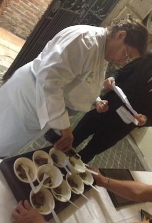 Galleria fotograficaPalloncini rossi in piazza di Spagna: via a Chef sotto le stelle 225 gradi, sole e tanti sorrisiLa terrazza del Palazzetto dell'Hotel Hassler, prologo dell'eventoA sinistra, il colombiano Roy Caceres di Metamorfosi e&nbsp;Massimo D'Innocenti di Casina ValadierA destra, Michele Gioia del Cesar della Posta VecchiaGianfranco Pascucci scherza con Alessandro Circiello e&nbsp;Anna Dente dell'Osteria di San CesarioDino De BellisMozzarella di bufala a go goMassimo Riccioli e consorteFabio Spada e Cristina Bowerman dell'Hostaria GlassPorchetta a volont&agrave;