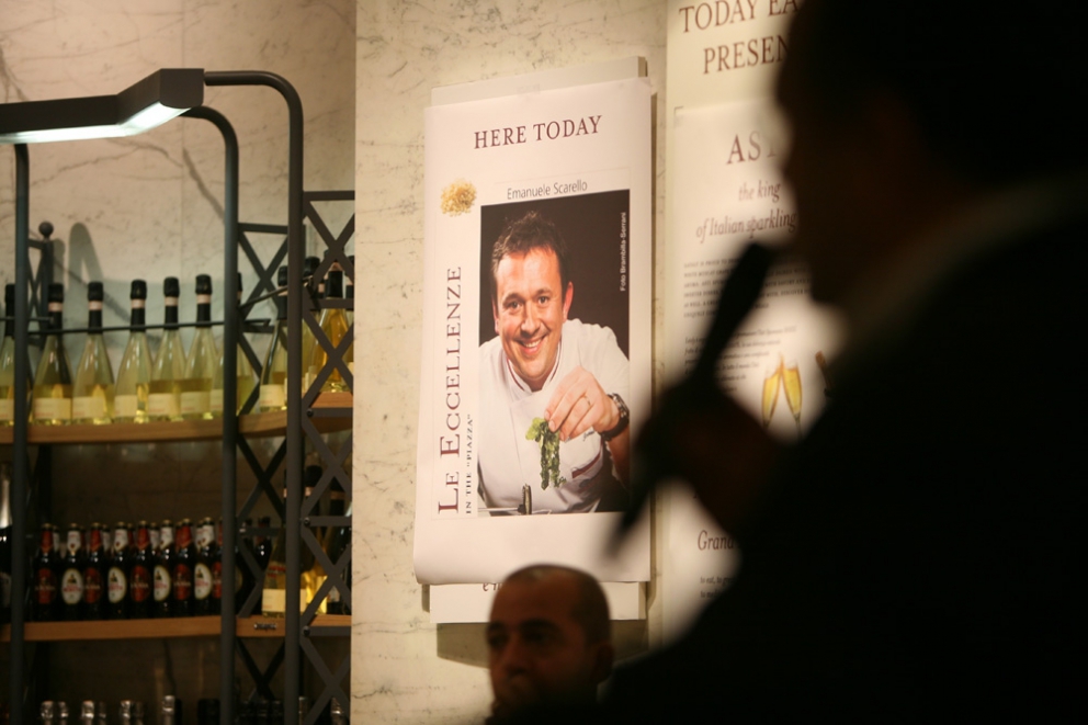 Galleria fotografica






I relatori di Identità New York 2010: da sinistra Gennaro Esposito, Pietro Zito, Emanuele Scarello, Massimo Bottura, Luca Montersino, Cristina Bowerman, Davide Scabin, Moreno Cedroni, Niko Romito, Pino Cuttaia, Ugo Alciati








Lidia Bastianich, Davide Scabin e Paolo Marchi alla conferenza stampa di presentazione Identità New York 2010 nella Piazza di Eataly








Conferenza stampa di presentazione Identità New York 2010 nella Piazza di Eataly








Identità New York 2010








Emanuele Scarello alla conferenza stampa di presentazione Identità New York 2010








Emanuele Scarello e Tatsuya Iwasaki al Corner delle Eccellenze








Luca Montersino alla Pasticceria di Eataly








Il Ristorante del Pesce con Cristina Bowerman e Pino Cuttaia








Gennaro Esposito e Ugo Alciati con gli assitenti di cucina al Ristorante della Pasta








Pietro Zito al Ristorante delle Verdure di Eataly








La Piazza di Eataly








Il menu di Emanuele Scarello al Corner delle Eccellenze








Pino Cuttaia al Ristorante del Pesce








Gli Agnolotti al sugo di arrosto e Grana Padano Riserva di Ugo Alciati








Ugo Alciati, Luca Montersino e Pino Cuttaia 








Massimo Bottura immortala gli altri chef protagonisti che con lui hanno animato i vari momenti di Identità New York








Oscar Farinetti, patron di Eataly, firma il grembiule ricordo di Identità New York 2010








Paolo Marchi, ideatore e curatore di Identità Golose, firma il grembiule ricordo di Identità New York 2010








Mario Batali, chef patron del ristorante Manzo all'interno di Eataly, firma il grembiule ricordo di Identità New York 2010








Niko Romito, Cristina Bowerman e Gennaro Esposito con Lidia Bastianich





