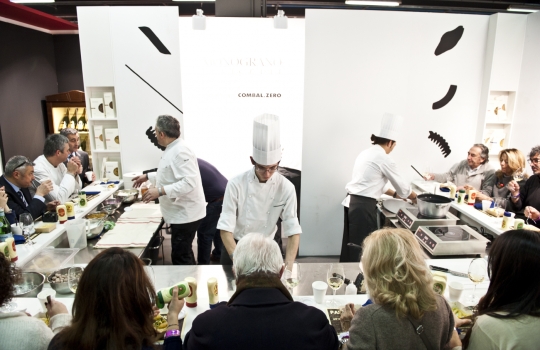 Galleria fotograficaAl centro Davide Oldani del D'O di Cornaredo (Milano) con Oliviero Toscani, fotografo e produttore di vinoGuffanti, storici affinatori di formaggi ad Arona (Novara)Lo spazio espositivo di Acqua Panna e S. Pellegrino. Le illustrazioni sono firmate da Gianluca BiscalchinPastificio dei CampiSelecta, un recinto di bont&agrave; firmate anche da Michele Rotondo, chef della Masseria Petrino di Palagianello (Taranto)Brindisi con Birra Moretti Grand Cru. A destra si riconosce Simone Padoan dei Tigli di San Bonifacio (Verona)
