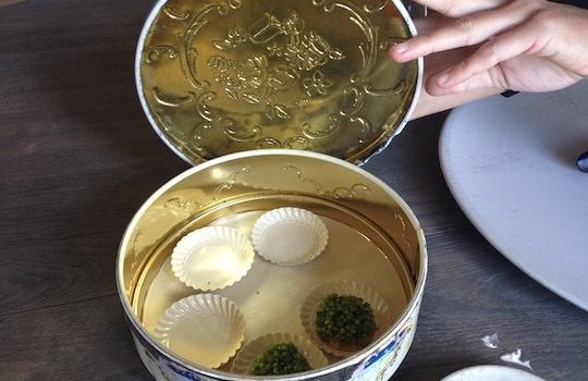 Galleria fotografica






In cammino verso il Noma. Il ristorante è al piano terra del palazzone più a sinistra. Per arrivarci dalla popolare insenatura di Nyhavn (il punto da cui è scattata la foto), occorre fare un bel giro. Ma si notano i lavori per la costruzione di un ponte. Che condurrà dritto all'insegna








Altra prospettiva sul Noma da Nyhavn. Il ristorante galleggia sulla Christianshavn, una delle tante isole artificiali che compongono Copenhagen








Di là del fiume, sulla lunga via che conduce allo spiazzo del Noma








Uno scenario molto tranquillo, di case pastello. Il silenzio è perché vanno tutti in bici













Al massimo si sente rombare qualche scafo








Il vascello davanti al Noma. Oltre a quella danese, sventolano le bandiere di Isole Far Oer e Groenlandia: le loro ambasciate sono nello stesso palazzo del ristorante. Coerenza nordica








Il retro del ristorante. L'80% delle 80 persone che lavorano al Noma viene a lavorare in bici, chef incluso








Dietro al ristorante, un'iscrizione ricorda i passeggeri scomparsi a bordo della danese Hans Hedtoft. Il transatlantico si scontrò il 30 gennaio 1959 contrò un iceberg in Groenlandia. Fu ritrovata solo una cintura di sicurezza
 








L'ingresso del ristorante, al civico 93 di Strandgade








La vista, ingresso alle spalle








Tra l'ingresso e la cucina a vista, spicca un corner di decoro simil-giapponese. A sinistra s'intravede Noma, time and place in Nordic Cuisine, edizioni Phaidon, un testo fondamentale per approfondire tutti i rivoli del Redzepi-mondo. La versione italiana si ordina qui








Una pianta di piccoli agrumi orla la cucina a vista








La porta d'ingresso vista dalla cucina








Le sedie, molto comode, sono anni Sessanta con schienali foderati di pelle di pecora, alcune più morbide di altre








I tavoli sono ampi e senza tovaglie. Attorno prevale il grigio e i colori rustici, sulle travi in legno del soffitto ma anche sulle divise dei ragazzi di sala








La finestra accanto al nostro tavolo








E' lo chef Rene Redzepi a introdurci al pasto: in un vaso di fiori danesi, l'unico pendaglio commestibile è una sorta di carta musica croccante (flatbread) di farina di malto all'aroma di ginepro. Nel piattino in basso, una deliziosa crème fraîche acida per intingerlo








Il flatbread è quello che svetta. "Ma se ci tenete, provate a mangiare anche i fiori", scherza Redzepi. Il cuoco scompare nelle segrete del Noma. Lo ritroveremo solo alla fine del pasto








Tutti i 14 appetizer si mangeranno con le mani. Unica posata, il coltello per tirar su e leccare la crème fraîche da sola (da fare quando tutti gli altri clienti son distratti, però)








Moss and Cep: Muschio di renna con polvere di funghi porcini. E' il corpo bianco, molto saporito ed evanescente, da intingere anch'esso nella crème fraîche
 








Crispy pork skin and black currant: Pelle di maiale croccante e ribes nero, lo strato più esterno. Aspro e croccante








Il ribes nero non ci lascerà prima di molto tempo








Blue mussels and celery: cozze e sedano. Solo due sono quelle buone








La parte inferiore del guscio è commestibile (ancora farina di malto)








Il quinto appetizer è nascosto in una deliziosa scatola di biscotti in latta della tradizione danese (chi non ricorda i Danish butter cookies?)





