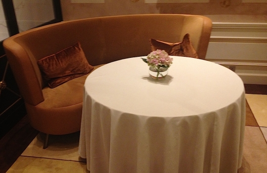 Galleria fotografica






L'ingresso di Palazzo Parigi








Carlo Cracco e il sommelier milanese Matteo Ghiringhelli. In serata berremo bollicine Giulio Ferrari, Malvasia Istriana di Vie di Romans e una mirabile Barbera 2001 di Vigneti Massa. 720 le referenze in carta inserite da Ghiringhelli: 60% italiane, 30% Francia, 10% resto del mondo








Carlo Cracco (in fasci di beatitudine per colpa del pessimo fotografo) con un ragazzo della brigata di Palazzo Parigi. L'executive è Diego Giglio, una lunga militanza in via Victor Hugo al fianco di CC e del corregionale piemontese Matteo Baronetto: "Da Matteo ci divide solo la fede calcistica", scherza Giglio, nato a Carmagnola, "juventino io, granata lui"





