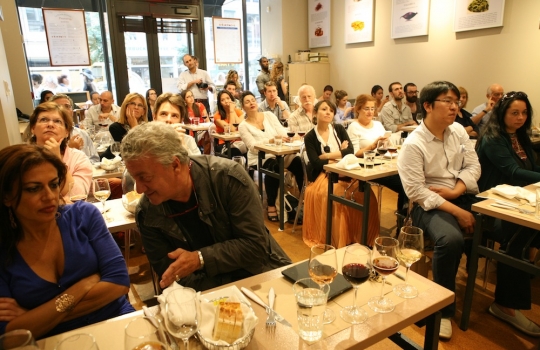 Galleria fotografica






Giuseppe Rambaldi del Combal.Zero, in sostituzione dello chef Davide Scabin, Mario Batali, Babbo e tanto altro a New York e Cesare Battisti, Ratanà a Milano








Ravioli gamberi e basilico con burro e zucca di Mario Batali








Penne con crema di peperoni di Cesare Battisti








Riccardo Felicetti e Pavia Rosati








Mario Batali e Alex Pilas, responsabile delle cucine di Eataly New York








Moreno Cedroni, ristorante Madonnina del Pescatore di Senigallia (Ancona) e Dave Pasternack, Esca a New York City








Baccalà e lepre in salsa di lamponi di Moreno Cedroni








Crudo con mele e rape di Dave Pasternack








Alessandra Rotondi, Moreno Cedroni e il suo sous chef Luca Abbadir








Berlucchi nei calici








I protagonisti della cena del primo giorno in Birreria di Eataly: Alex Pilas, Carlo Cracco, Matteo Monti, Mauro Uliassi, Giuseppe Rambaldi, Cesare Battisti, Mark Ladner, Katia Delogu, Mario Batali e Claudio Ceroni di Magenta Bureau








Appuntamento al buio, il dessert di Katia Delogu








Sala piena sul tetto di Eataly








Batali fotografa Massimo Bottura e Daniel Boulud, protagonisti della prima lezione del secondo giorno








Massimo Bottura, Sara Peirone di Lavazza e Paolo Marchi








Batali, Boulud, Bottura








Massimo Bottura, il suo secondo Takahiko Kondo e il neo-cuoco di Taglio a Milano Domenico Della Salandra








L'Uovo in gelatina di Daniel Boulud








Sara Jenkins, Porcena a New York e Mauro Uliassi, Uliassi a Senigallia (Ancona)





