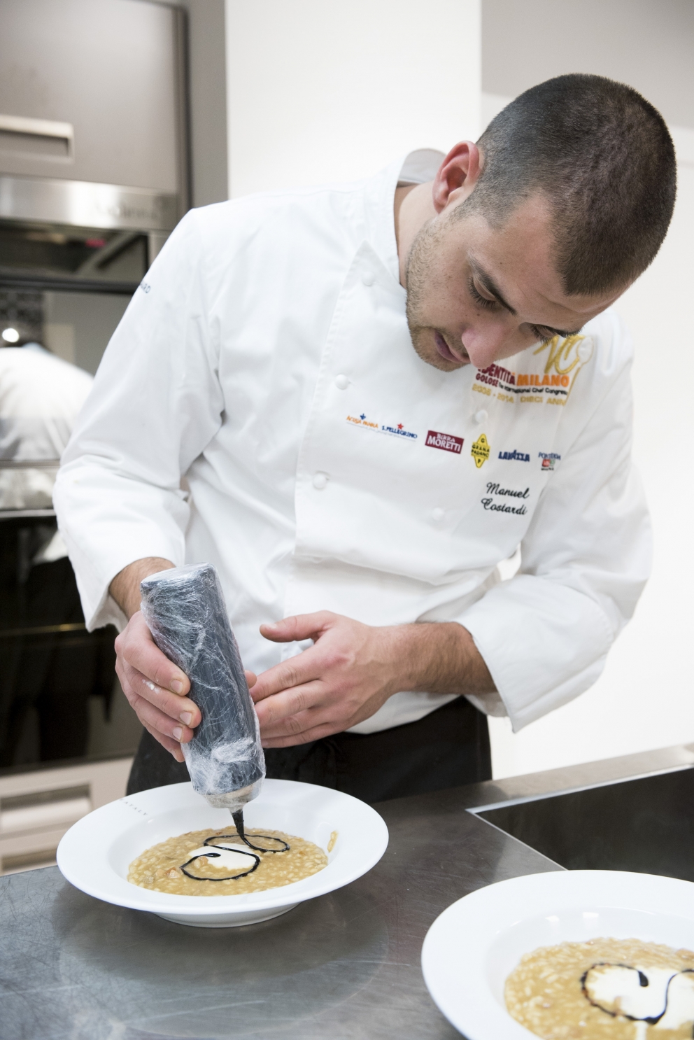 Galleria fotograficaEataly Smeraldo di Milano gremito per la presentazione della guida Identit&agrave; Golose 2015.Sul palco che spesso ospita concerti è di scena questa volta Paolo Marchi, fondatore e curatore della guida. Con lui anche Claudio Ceroni di Magenta Bureau, il braccio operativo di IG.Un'altra immagine, dall'alto......e via all'evento. Claudio Ceroni, al centro, invita sul palco il "padrone di casa" Oscar Farinetti. Coi due anche la presentatrice della serata, Tarsia Trevisan.Poi è la volta di Paolo Marchi, qui con Stefano Peccatori, direttore generale libri di Mondadori Electa, che edita la guida per il secondo anno consecutivo.Partono le premiazioni. Il primo a salire sul palco &egrave; Fabrizio Ferrari, chef de Al Porticciolo 84 di Lecco, a lui va il "Birra in cucina", premio Birra Moretti. Glielo consegna Alfredo Pratolongo, Direzione comunicazione e affari istituzionali di Heineken Italia.Sono tre i premiati, invece, da Ruinart (per mano del senior brand manager, Riccardo Caliceti, sulla destra) per la Migliore carta dei vini e dei distillati: Walter Meccia, Edoardo Boncinelli e Gabriele Fedeli, de Il Palagio, ristorante del Four Seasons di Firenze.&nbsp;Grandi applausi per il Migliore sommelier. Che &egrave; una donna, la giovane Elisa Bellavia del Cinzia - Da Christian e Manuel&nbsp;di Vercelli. A premiarla &egrave; Carlo Bianchi, Area manager NordOvest di Cavit.Il premio Ebnt va al Miglior ma&icirc;tre, in questo caso Maniel Miliccia, sorridente sulla destra: lavora al Piazza Duomo di Alba (Cn). A consegnargli il riconoscimento &egrave; Alfredo Zini, presidente dell'Ente bilaterale nazionale turismo.Piero Gabrieli, direttore marketing di Molino Quaglia, consegna poi il premio Petra-Molino Quaglia per il Miglior cestino del pane a Monica Magnini, del ristorante Guido da Costigliole di Santo Stefano Belbo (Cn).E' il turno della Sorpresa dell'anno, che giunge dalla Romagna: a Montiano (Fc) c'&egrave; infatti il ristorante Le Giare di Gianluca Gorini, discepolo di Paolo Lopriore. Per lui il premio Bonaventura Maschio direttamente dalle mani di Anna Maschio, una delle giovani anime dell'azienda di famiglia.Il Migliore chef straniero viene dalla Francia, da Parigi per la precisione: si tratta di David Toutain, dell'omonimo ristorante, nella foto in compagnia della nostra Cinzia Benzi e di Romana Tamburini (sulla destra), presidente Surgital Spa, che gli consegna il premio Surgital-Divine Creazioni.&nbsp;Miglior sous chef per la guida 2015 &egrave; Simone Nebbia del S'Apposentu di Casa Puddu, il ristorante di Roberto Petza. a Siddi (Vs). A consegnargli il premio Zafferano 3 Cuochi &egrave; Paolo Daperno, direttore generale Bonetti Spa.Sara Peirone è Top gastronomy manager di Lavazza: la persona giusta per celebrare il Miglior pasticcere, il bravo Luca De Santi, che lavora Al Mercato e al Ratanà, entrambe insegne milanesi.Si assomigliano... s&igrave;, sono fratelli: a Elia e Matteo Rizzo, de Il Desco di Verona, va il premio "Giovane famiglia" della Casa vinicola Zonin.E' il turno del Miglior chef dell'anno, un volto parzialmente nuovo, perch&eacute; &egrave; italiano (della provincia di Treviso) ma lavora dal 2009 in Giappone, al Bulgari Ginza Tower di Tokyo: &egrave; Luca Fantin, lo abbiamo intervistato qui. Conquista il premio Consorzio Grana Padano, a porgerglielo &egrave; il presidente del Consorzio stesso, Cesare Baldrighi.La Migliore chef invece arriva dal profondo Sud... proprio come il nome del suo ristorante, Sud appunto, a Quarto (Na). Si tratta di Marianna Vitale, a sinistra, premiata da Barbara D'Amico, Marketing manager Italia di Acqua Panna-S. Pellegrino.Ultimo riconoscimento per il Miglior giornalista dell'anno, anche in questo caso un volto femminile: quello di Laura Lazzaroni, de L'Uomo Vogue, cui Alessandro Marzotto, responsabile Hospitality e wine shops del Gruppo Santa Margherita, consegna l'omonimo premio.Foto di gruppo di tutti i premiati......ed ecco il riconoscimento che si sono conquistati.Prima della sfilata dei premiati Paolo Marchi aveva parlato della guida 2015: nuova grafica, tanti contenuti da leggere, come sempre. Tra essi, le "Storie di gola", racconti delle citt&agrave; con il gusto come filo conduttore, scritto da personalit&agrave; dell'enogastronomia non solo italiana. Tante le firme illustri (Torino di Marco Bolasco, Milano di Pier Bergonzi, Cortina D'Ampezzo di Paolo Marchi, Firenze di Marco Stabile, Napoli di Nino Di Costanzo, Parigi di Enzo Vizzari, Londra di Jason Atherton, Montr&eacute;al di Marie Claude Lortie, Tokyo di Yasuhiro Sasajima, Chicago di Tony Montuano, New York di Mario Batali) tra cui quella di Alessandro Pipero, che ha narrato la sua Roma.Prima ancora Claudio Ceroni aveva parlato delle numerose iniziative targate Identit&agrave; Golose durante l'Expo. Sul palco con lui era intervenuto Alessandro Mancini, direttore Ticketing e Turismo della Expo 2015 Spa.Finita la cerimonia, Paolo Marchi firma qualche copia del suo nuovo libro, XXL. 50 piatti che hanno allargato la mia vita, edito da Mondadori.&nbsp;