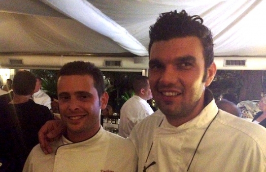 Galleria fotograficaPalloncini rossi in piazza di Spagna: via a Chef sotto le stelle 225 gradi, sole e tanti sorrisiLa terrazza del Palazzetto dell'Hotel Hassler, prologo dell'eventoA sinistra, il colombiano Roy Caceres di Metamorfosi e&nbsp;Massimo D'Innocenti di Casina ValadierA destra, Michele Gioia del Cesar della Posta VecchiaGianfranco Pascucci scherza con Alessandro Circiello e&nbsp;Anna Dente dell'Osteria di San CesarioDino De BellisMozzarella di bufala a go goMassimo Riccioli e consorteFabio Spada e Cristina Bowerman dell'Hostaria GlassPorchetta a volont&agrave;Agata Parisella impiatta polpette di Fassona, ma "giapponesi"Asado di manzo piemontese con salsa chimi churri e dulce de patata, piatto italo-argentino firmato Riccardo Di Giacinto e Emiliano Lopez