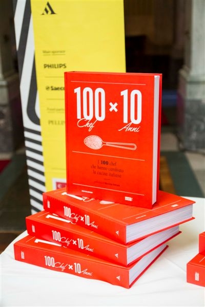 Galleria fotograficaLa presentazione di "100 chef x 10 anni": il microfono a Claudio Ceroni, patron MAGENTAbureauPaolo Marchi con Massimo BotturaGli chef affacciati alla balconata della Stazione Centrale di MilanoIl saluto degli chefSpazio agli autori e ai curatori di "100 chef x 10 anni": Giulia Corradetti, Annalisa Cavaleri, Carlo Passera. Con loro, Claudio Ceroni e Paolo MarchiLuciano Monosilio, Luca De Santi, Anthony Genovese, Cesare Battisti, Francesco ApredaClaudio Ceroni intervistatoPaolo Marchi, Massimo Bottura e Stefano Peccatori, direttore generale di Mondadori ElectaAlessandro Negrini, i fratelli Costardi e Davide ScabinDavide OldaniDavide Scabin con Enrico PaneroI cuochi "naturali": Simone Salvini e Pietro Leemann. C'era anche Daniela CicioniUgo AlciatiDialogo tra Franco Pepe e Massimo BotturaFabio AbbattistaAnthony Genovese e Francesco ApredaAnnie F&eacute;olde seduta tra il pubblicoFranco Pepe e Renato BoscoPaolo Colombo de La7 tra Enrico Panero e Ugo Alciati